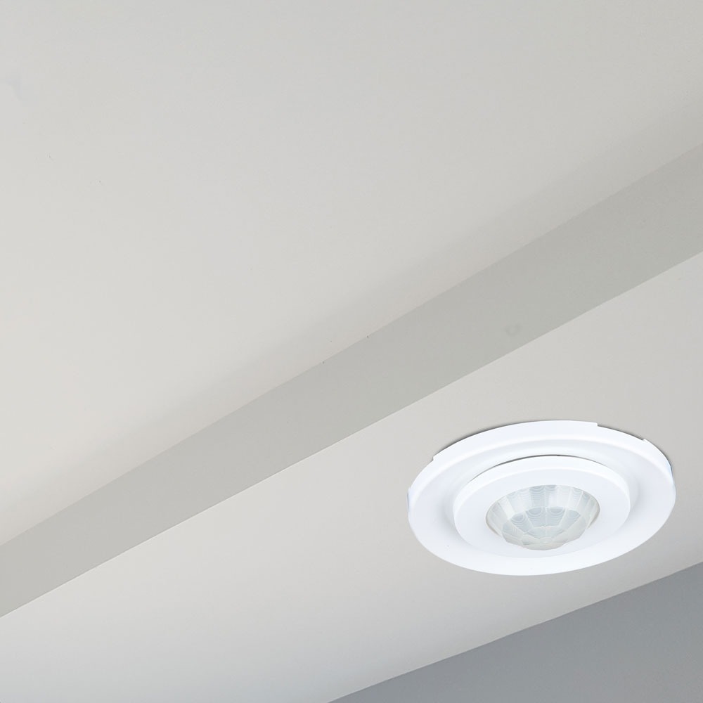 Sensore PIR a soffitto di colore bianco con testa orientabile