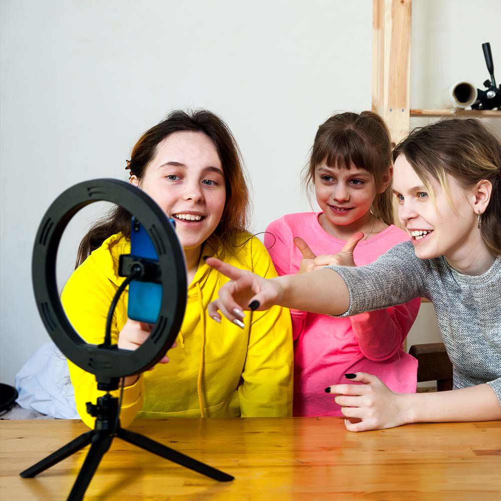 Lampada ad Anello 7W 26cm per Selfie e Riprese Video con Treppiede da Tavolo inclusa Pulsantiera e 1 Supporto per Telefono CCT Variabile 3200K-5500K img 1