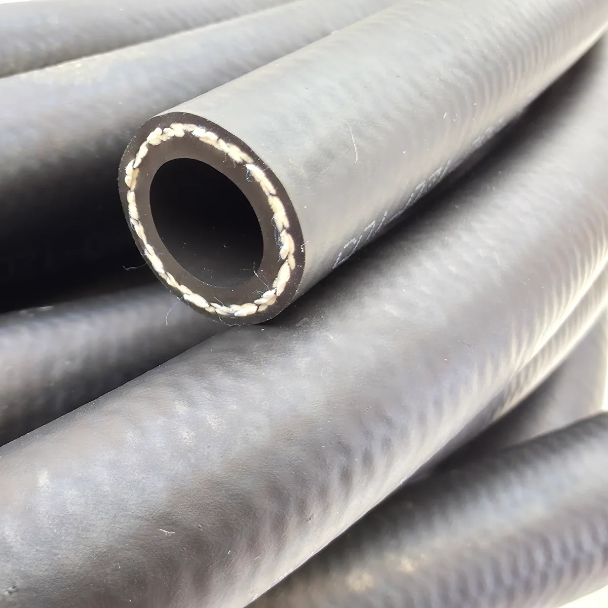 Rubber Olieslang Met Gevulk. Textiel