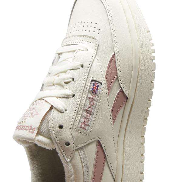 Combinan estilo y funcionalidad, con una suela doble que aporta altura y una parte superior de cuero que ofrece un toque clásico. image number 8
