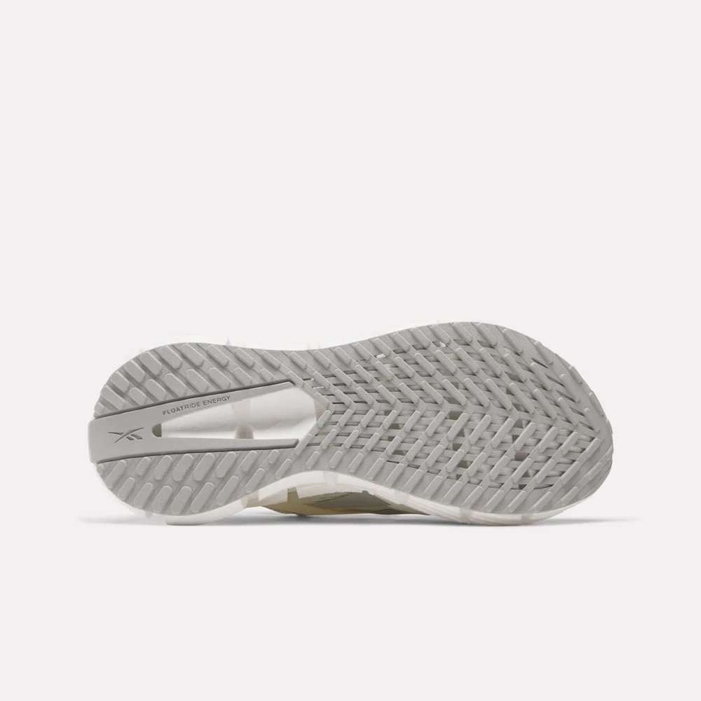 El FloatZig 1 de Reebok combina suavidad y elasticidad, diseñados para inspirar a salir al aire libre y correr. image number 4
