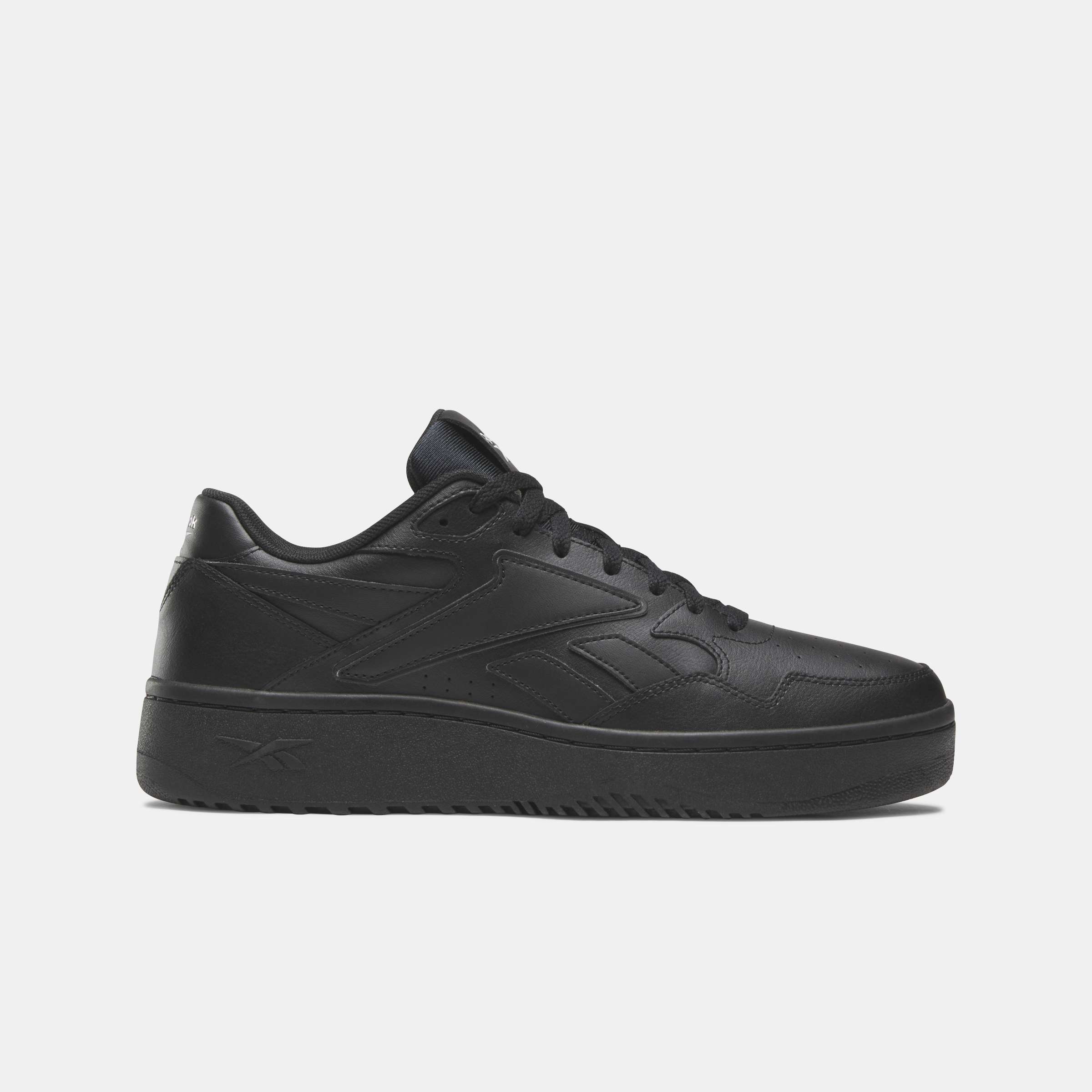 Inspirados en el legado de Reebok de los años 90, reinventan un estilo clásico de baloncesto con una parte superior de cuero suave.