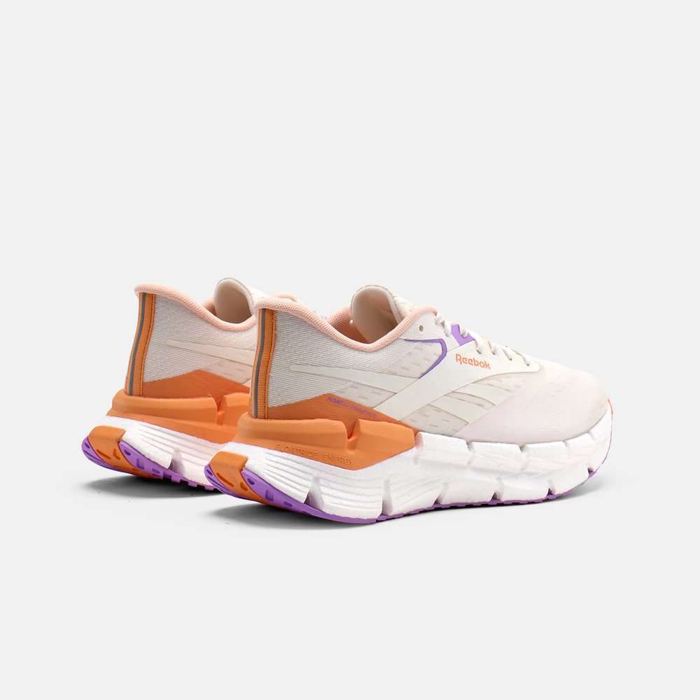 Los tenis Floatzig Symmetros Reebok con espuma Floatride Energy Foam que proporciona ligereza y retorno de energía.