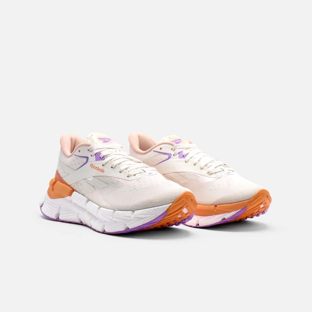 Los tenis Floatzig Symmetros Reebok con espuma Floatride Energy Foam que proporciona ligereza y retorno de energía.