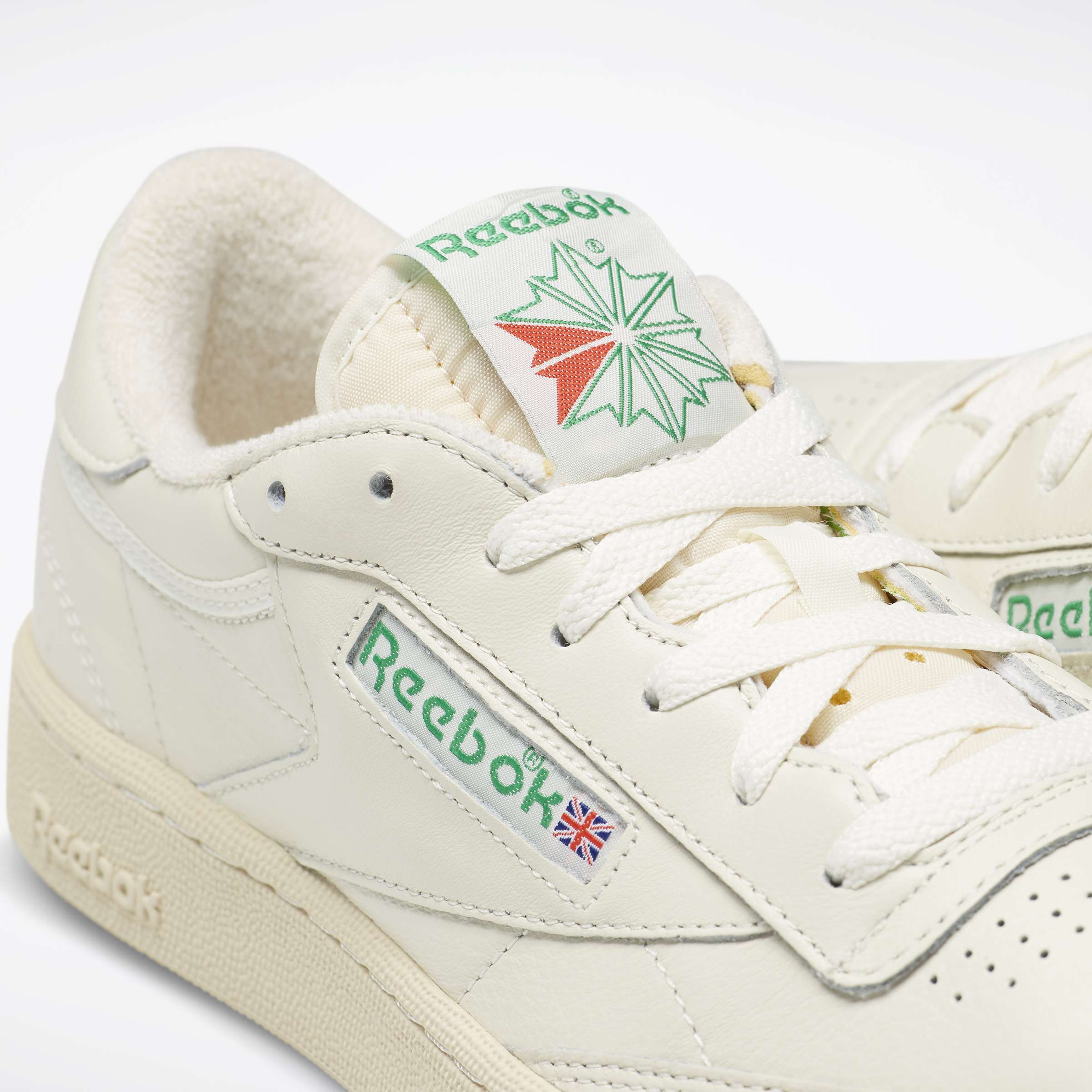 Sientete como si estuvieras en la cancha, con un forro de felpa y un logotipo de estilo años 90, brindando un toque retro. image number 7