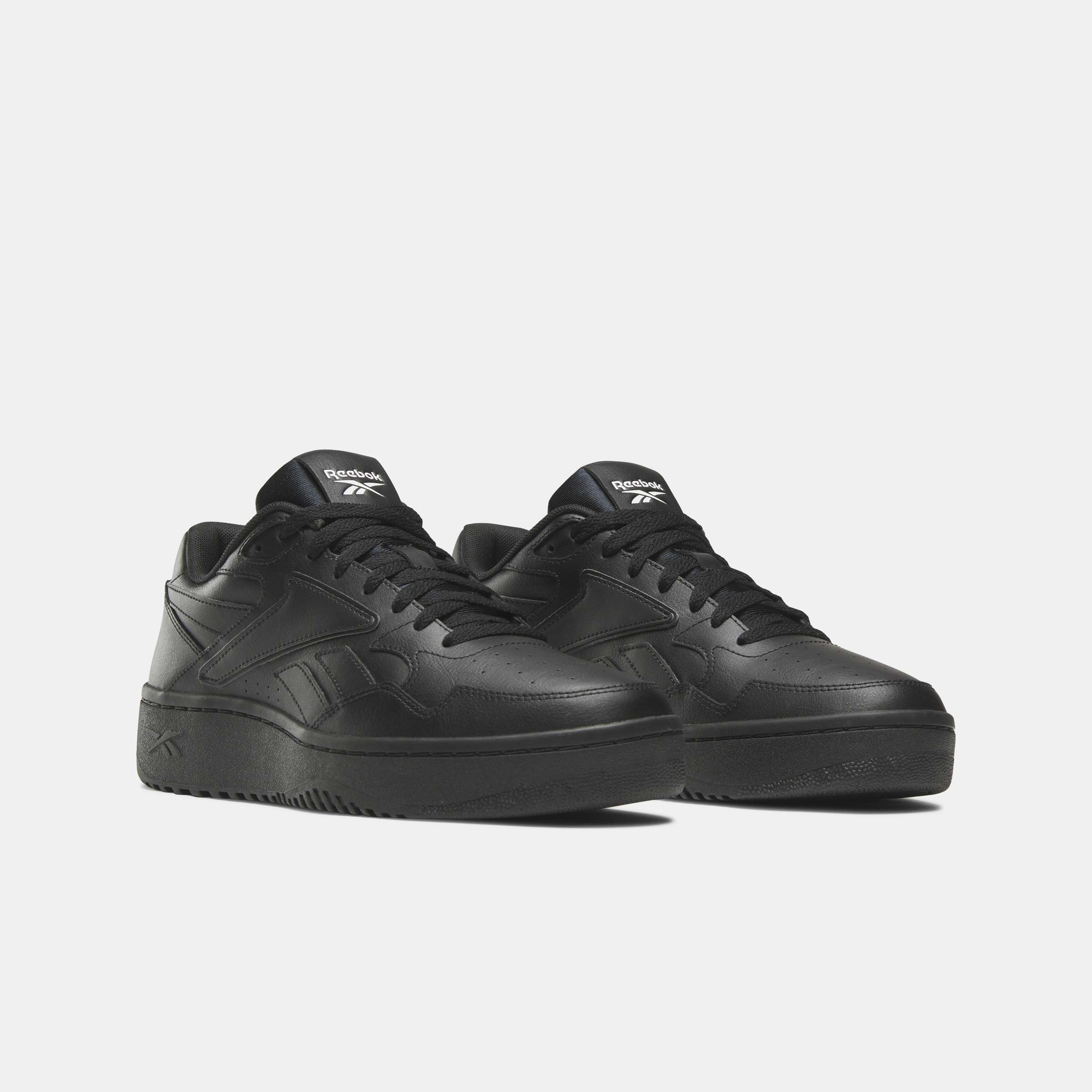 Inspirados en el legado de Reebok de los años 90, reinventan un estilo clásico de baloncesto con una parte superior de cuero suave.
