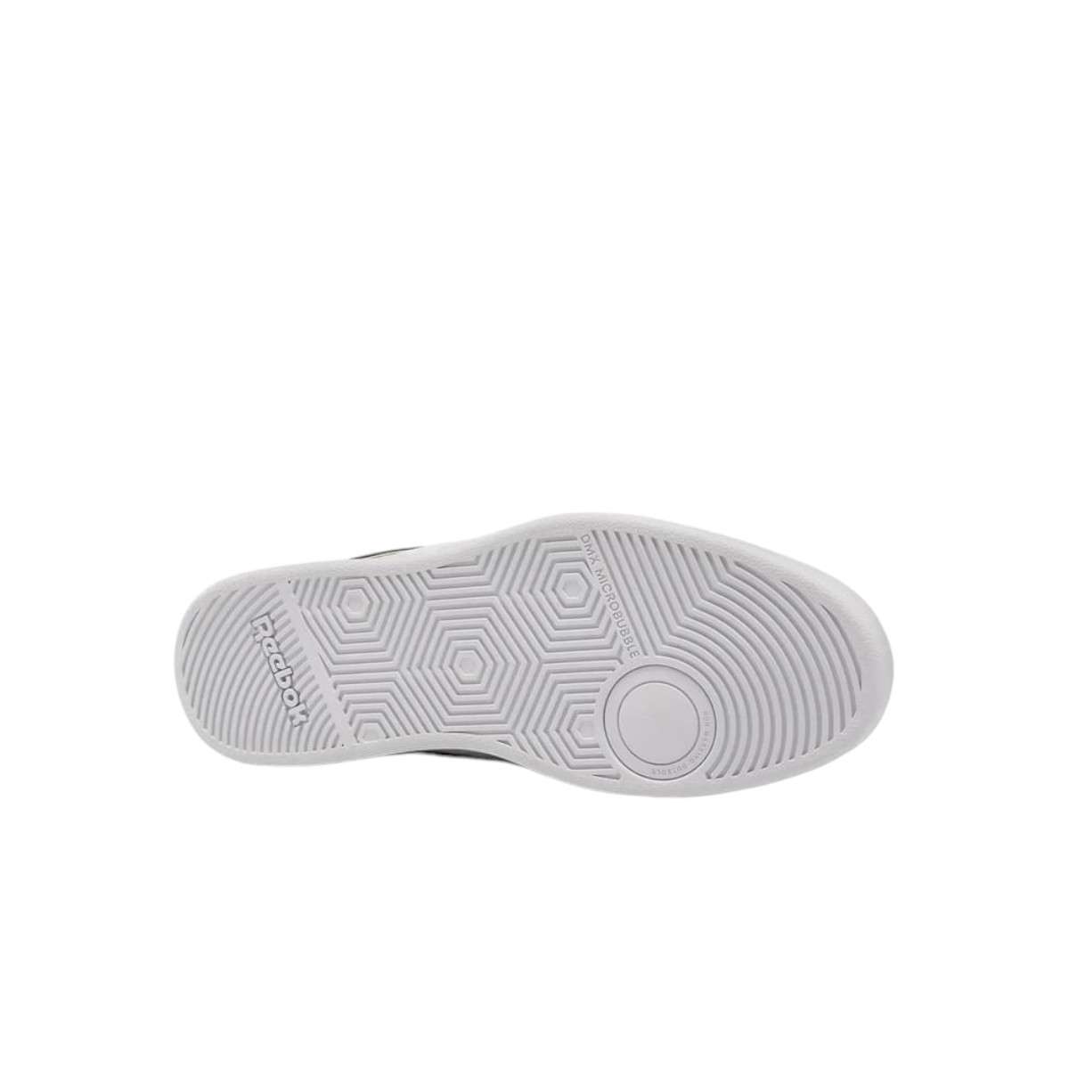 El estilo Reebok que te encanta en una silueta cl&aacute;sica de tenis vintage que se puede usar de manera elegante o informal. image number 3