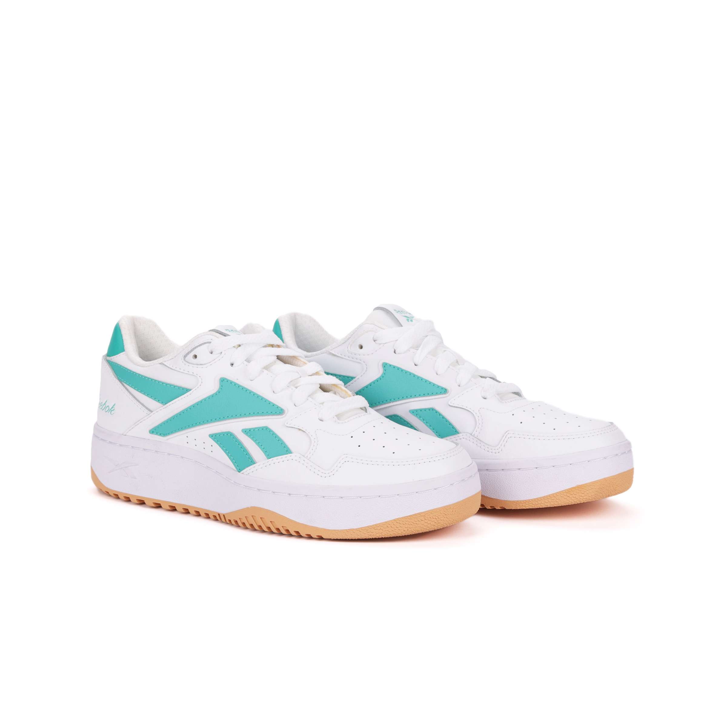 Inspirados en el legado de Reebok de los años 90, reinventan un estilo clásico de baloncesto con una parte superior de cuero suave.