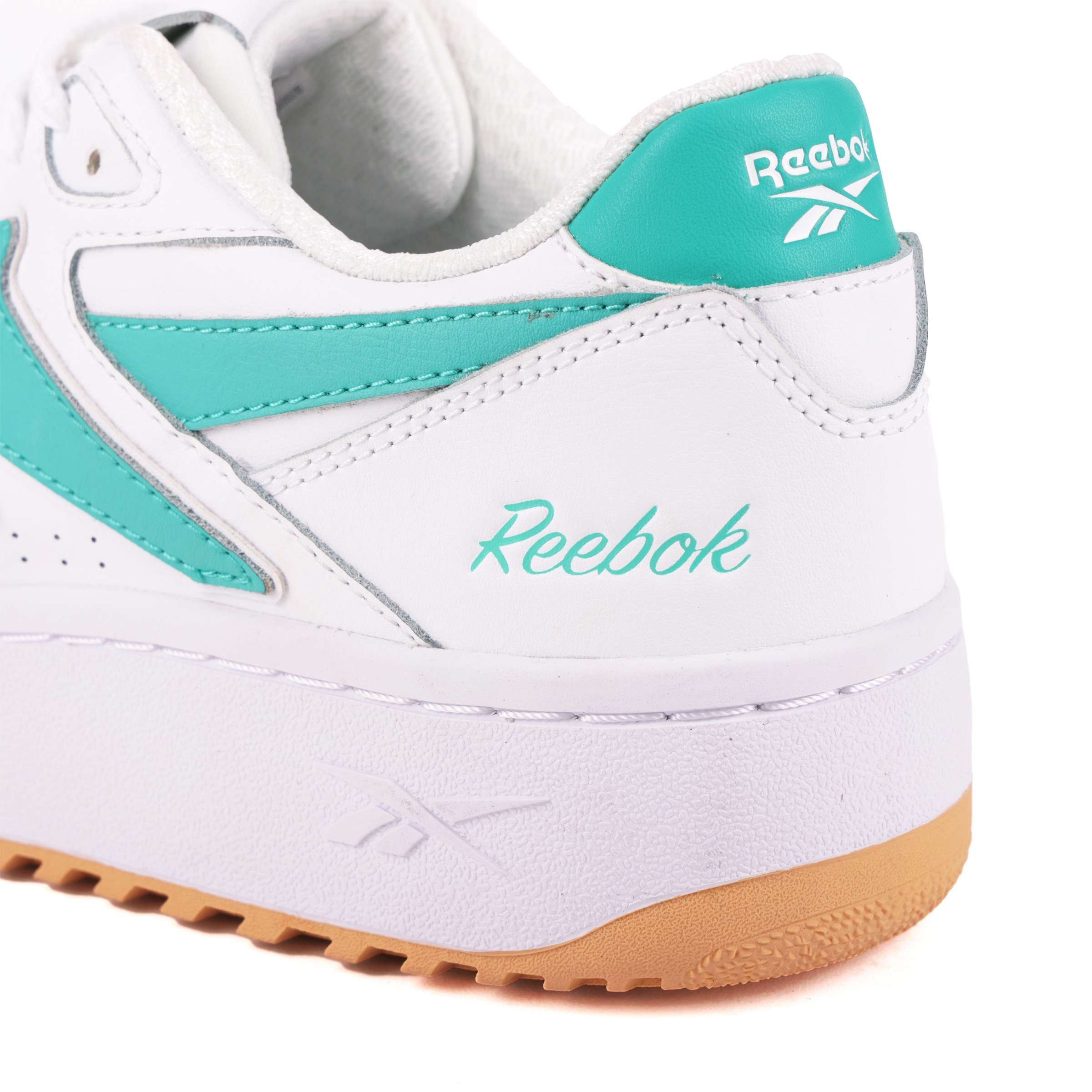 Inspirados en el legado de Reebok de los años 90, reinventan un estilo clásico de baloncesto con una parte superior de cuero suave. image number 6