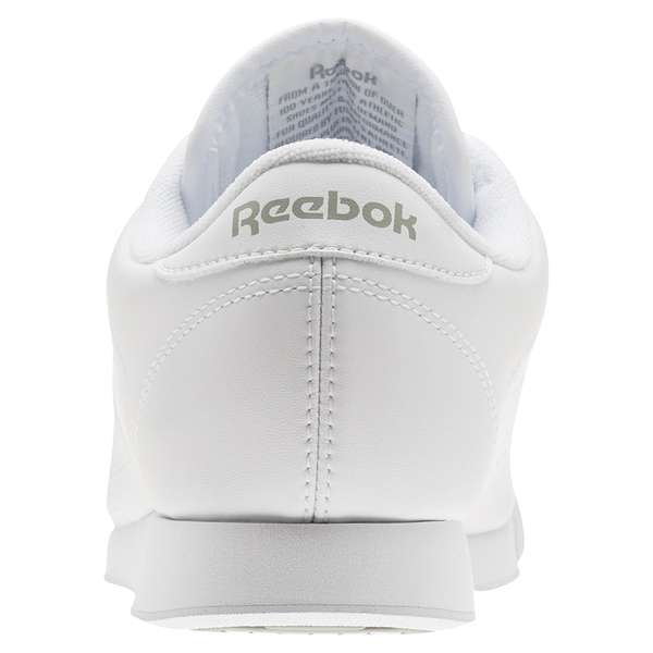 Destaca por su amortiguación y estilo atemporal, con un diseño limpio en la parte superior que incluye perforaciones y costuras sutiles. image number 5