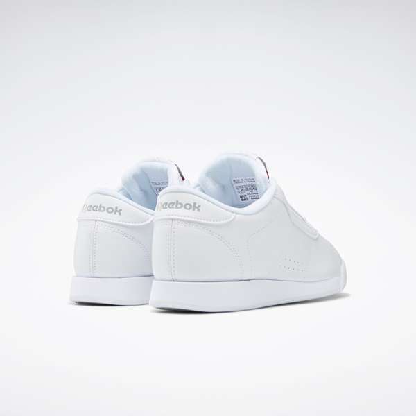 Tenis Princess Destaca por su amortiguación y estilo atemporal, con un diseño limpio en la parte superior que incluye perforaciones y costuras sutiles.