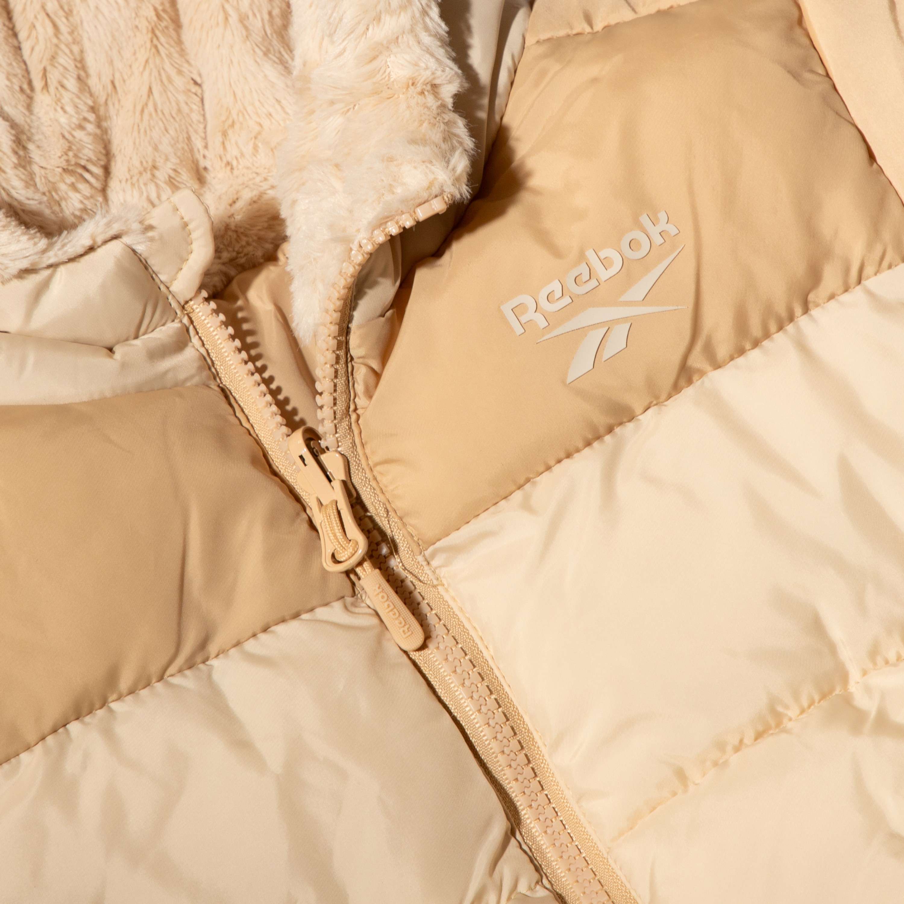 Chamarra puffer reversible con forro de piel sintética