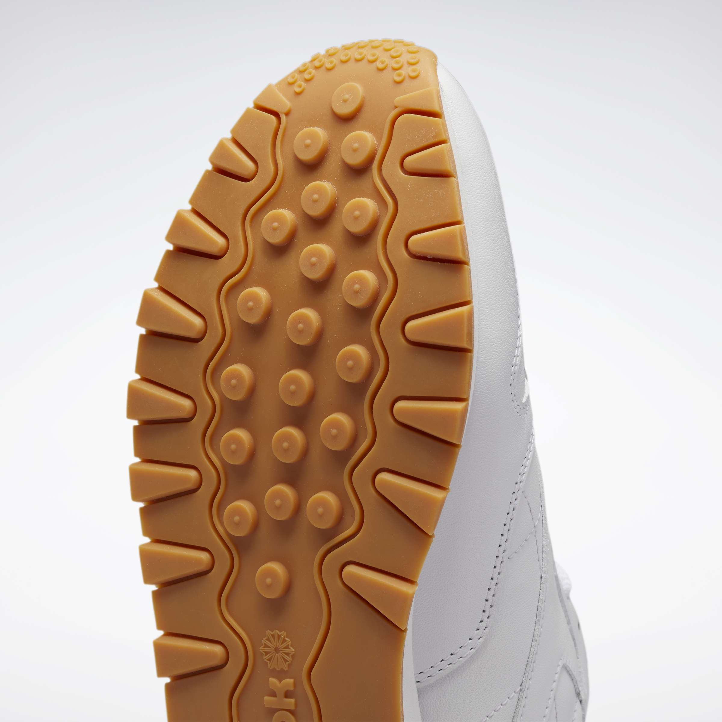 Un homenaje al estilo Reebok de principios del siglo XX. Estos tenis tienen un aire retro que combina a la perfección con tu vida moderna. image number 7
