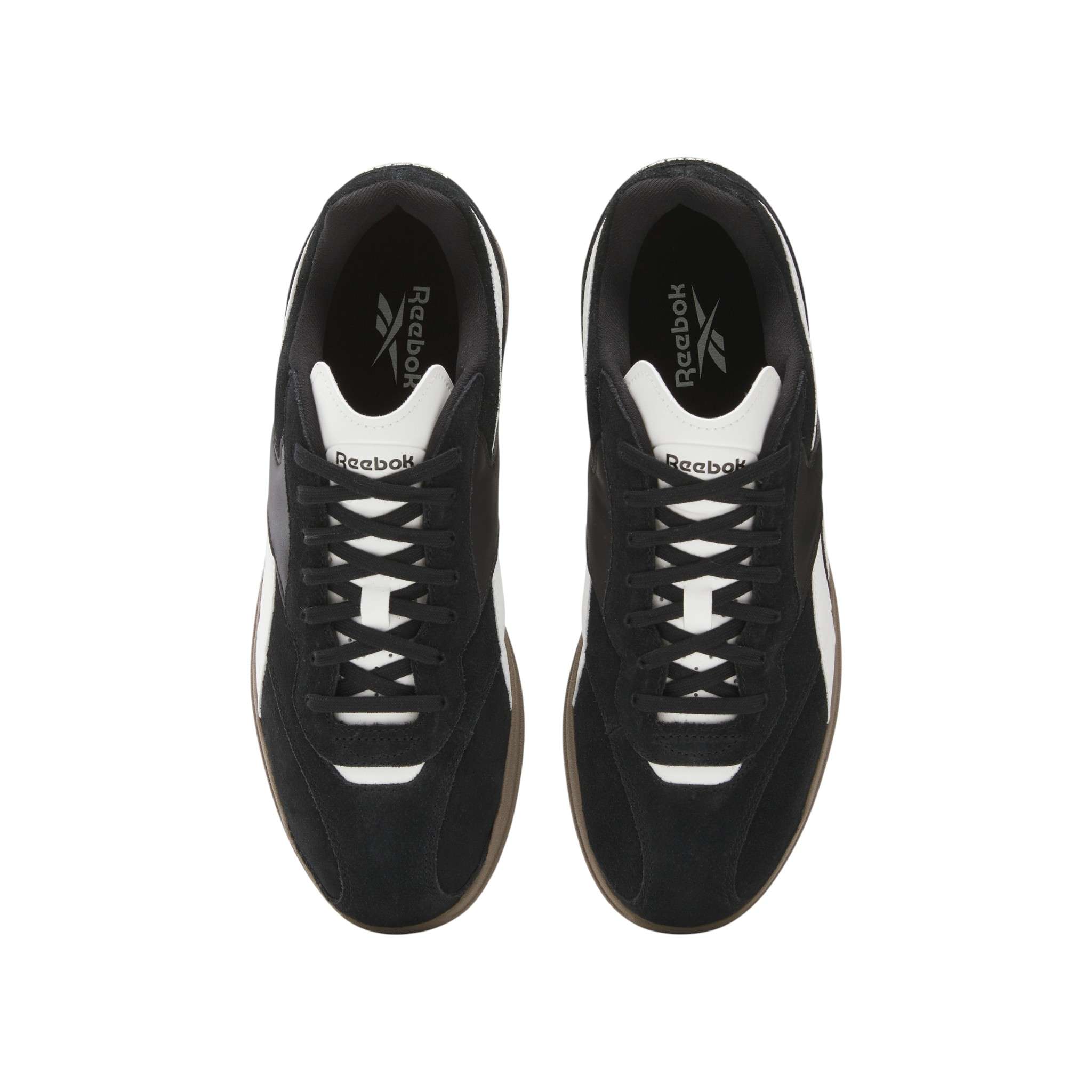 Una fiel recreaci&oacute;n de los modelos de los a&ntilde;os 90 y 2000, con una parte superior de cuero, puntera de gamuza y suela exterior texturizada. image number 3