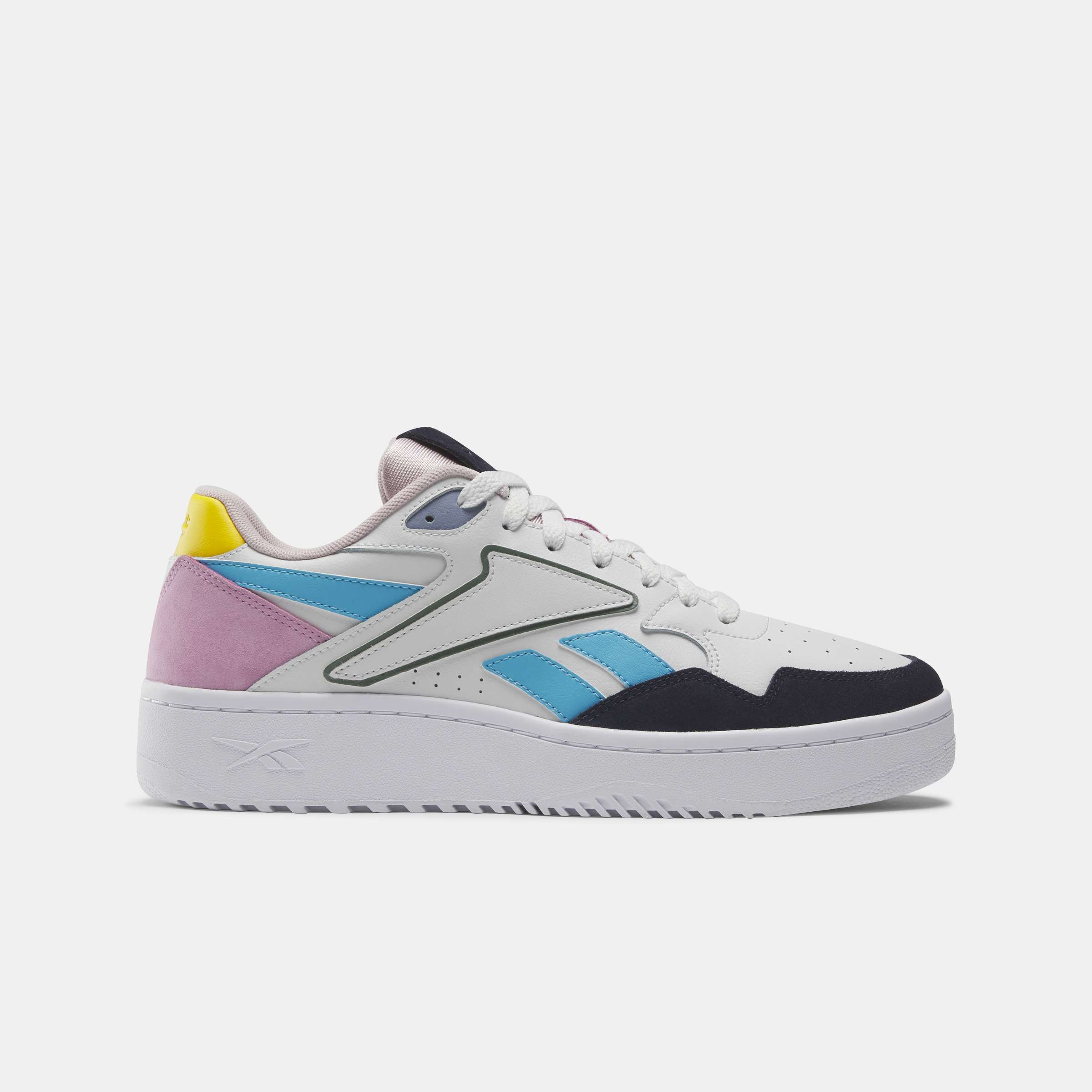 Inspirados en el legado de Reebok de los años 90, reinventan un estilo clásico de baloncesto con una parte superior de cuero suave. image number 0