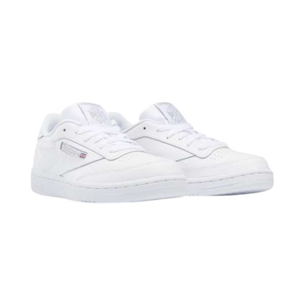 Tenis Club C Combina un estilo skate con un diseño audaz y colores neutros, lo que los hace versátiles y fáciles de combinar con cualquier atuendo.