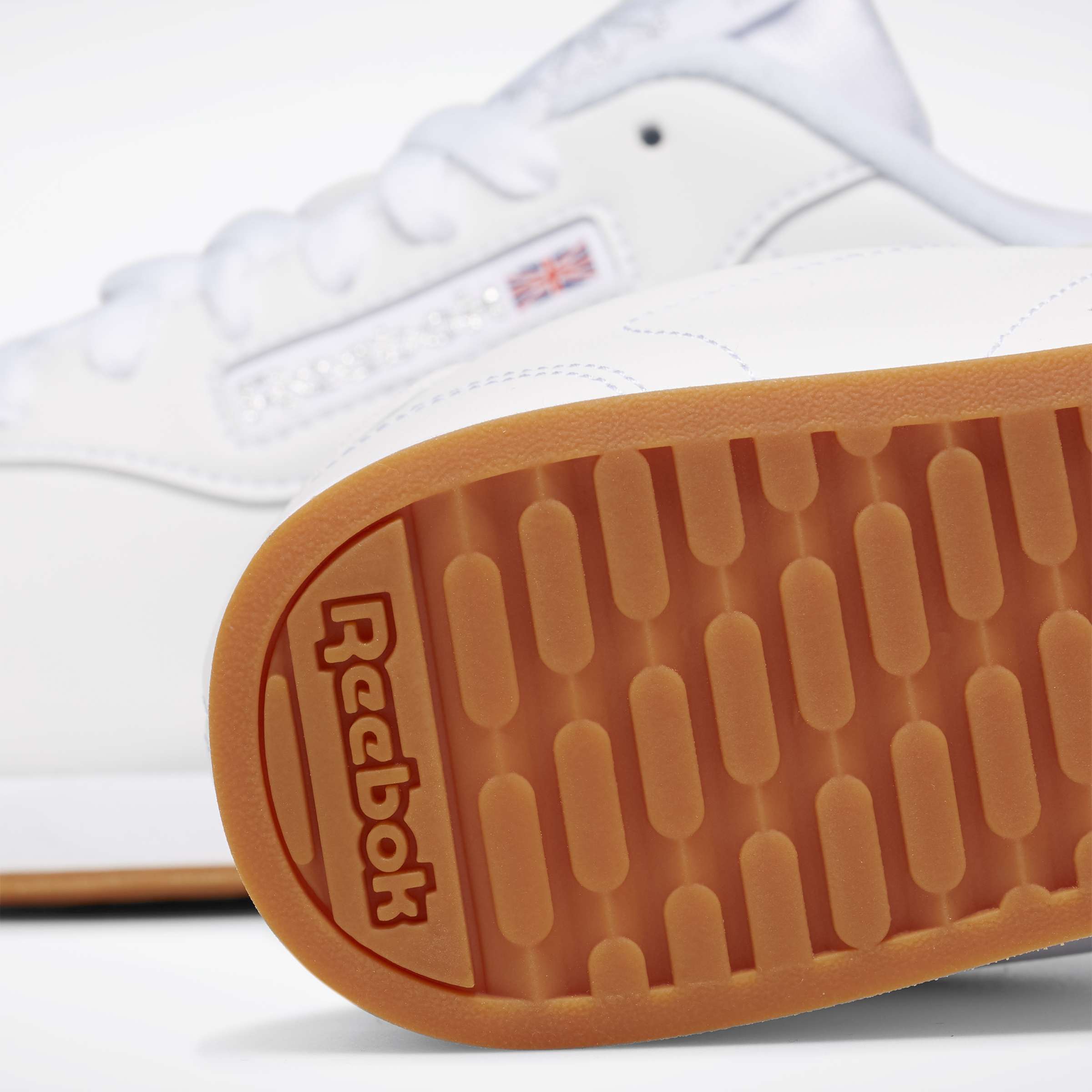 Destaca por su amortiguación y estilo atemporal, con un diseño limpio en la parte superior que incluye perforaciones y costuras sutiles. image number 8