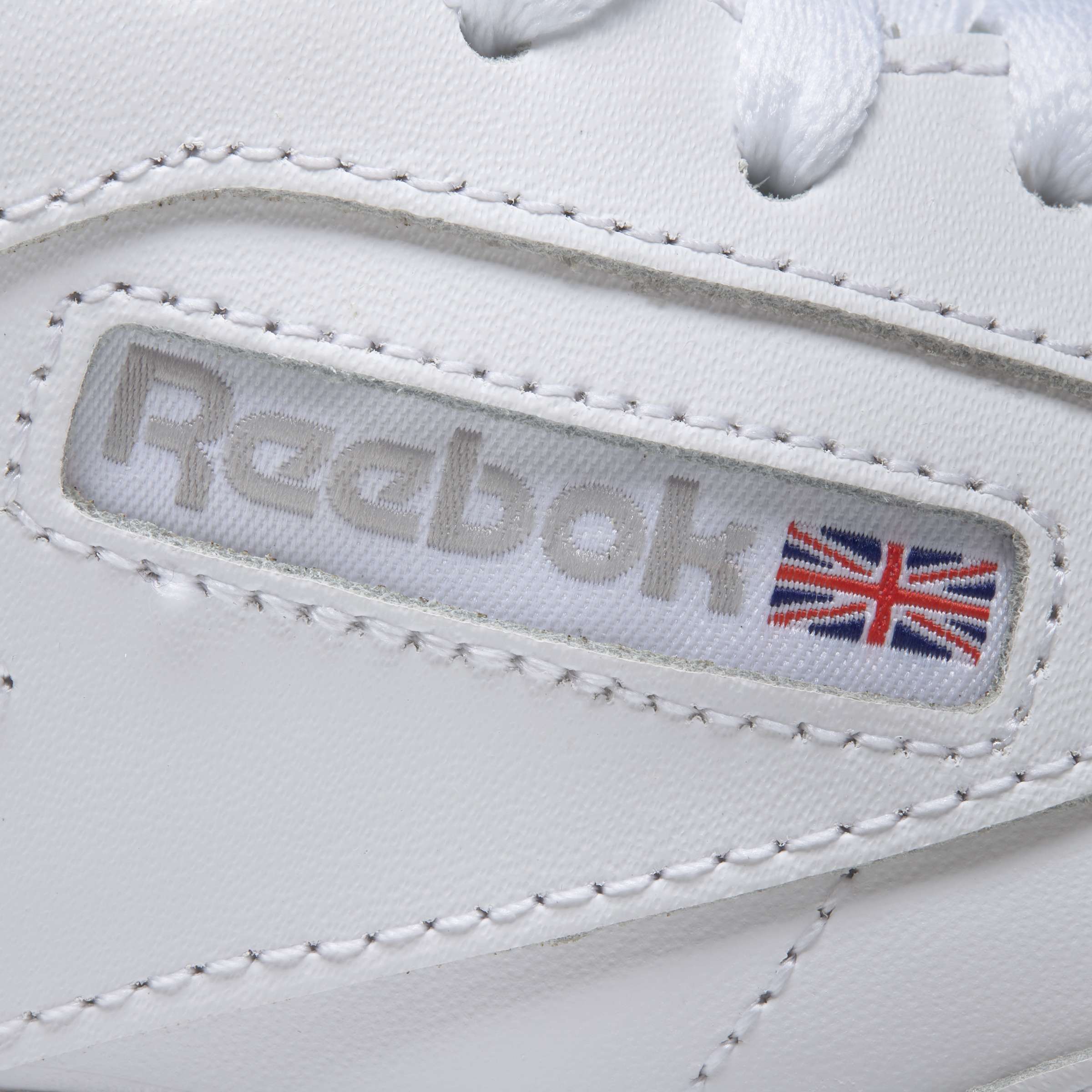 Un estilo sencillo significa que estos tenis de cuero flexible combinan con todo. Porque a veces no tienes que decir nada para hacer una declaración. image number 8