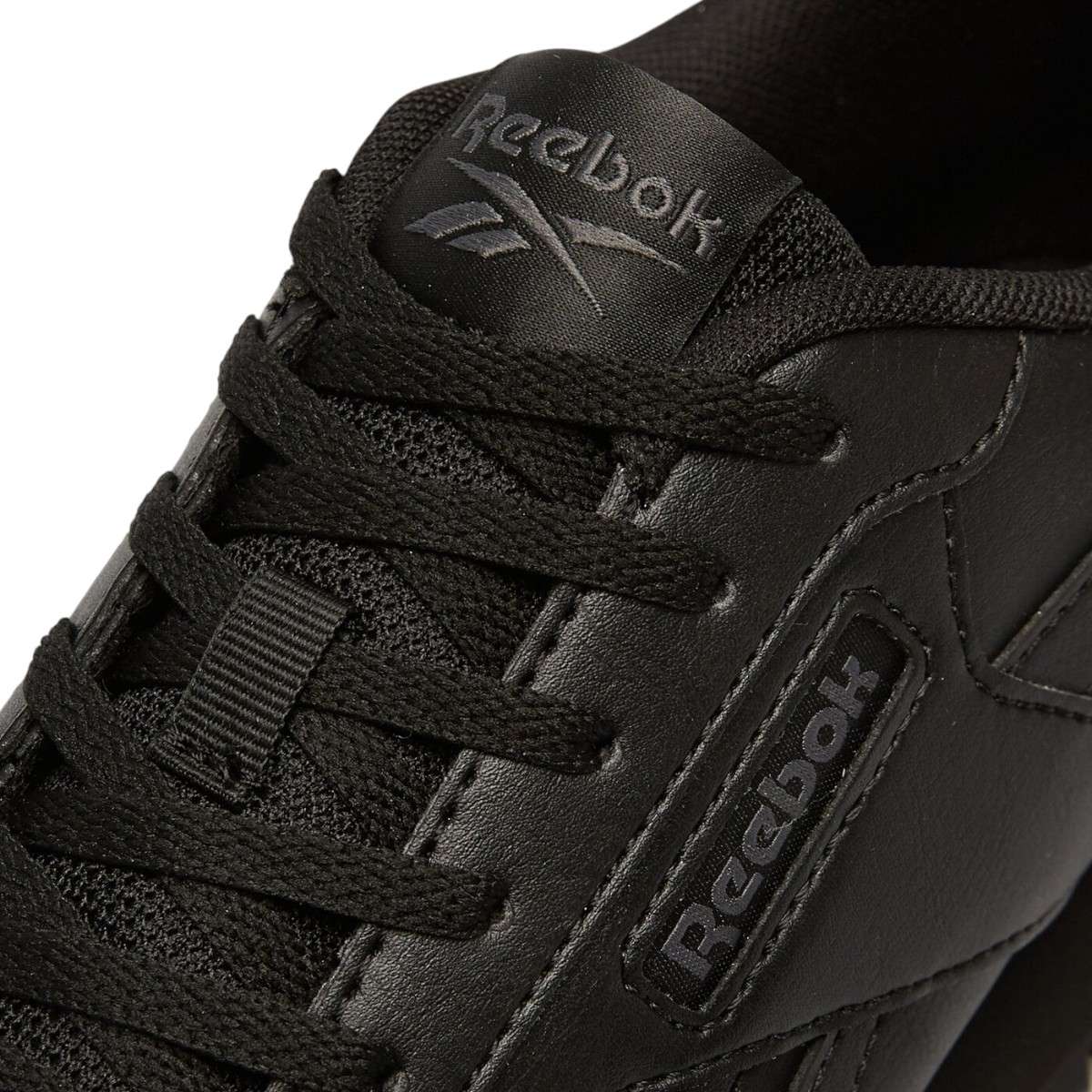 La comodidad es clave con una plantilla lujosa y una entresuela acolchada. Luce un diseño limpio y minimalista. image number 4