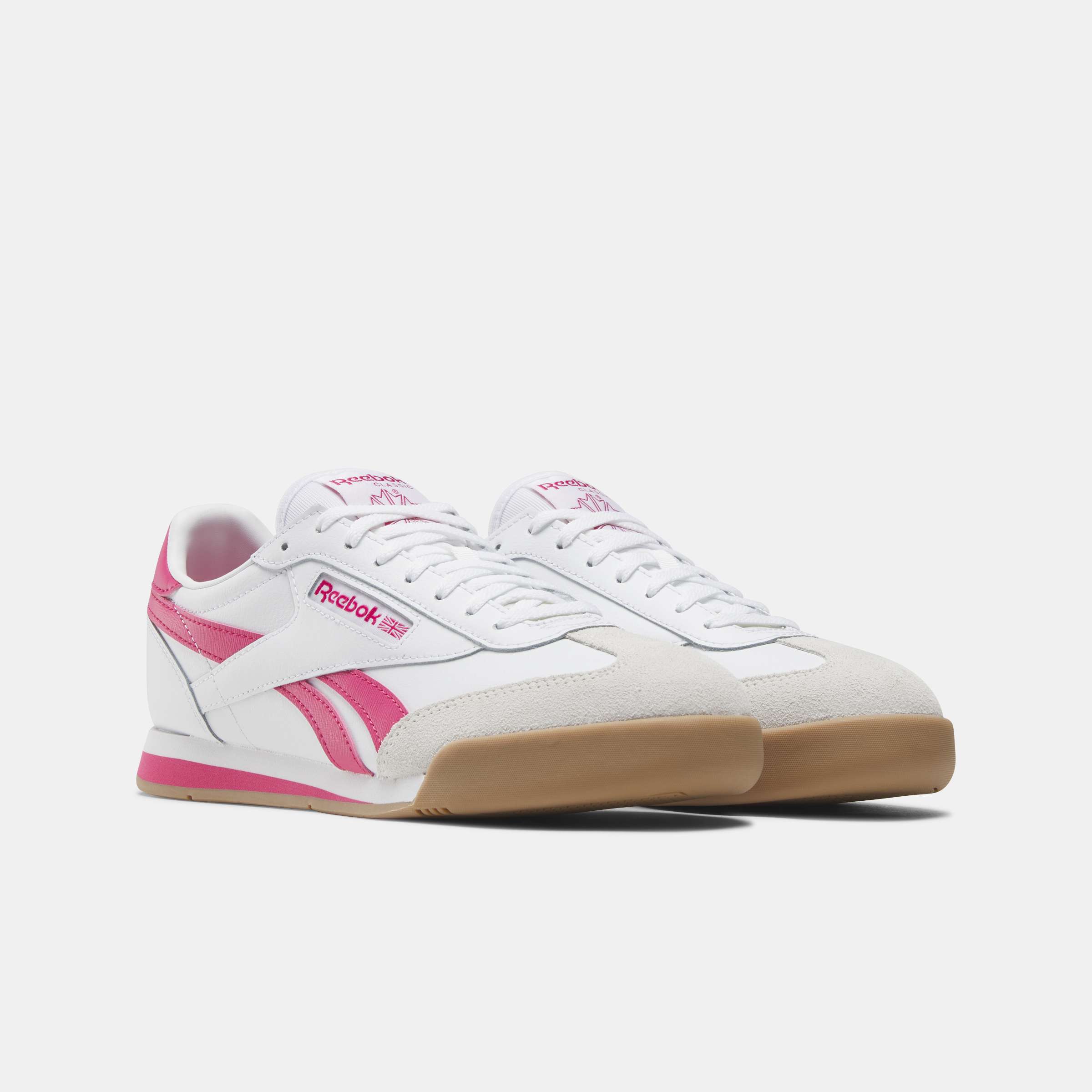 Inspirados en el fútbol vintage de los años 90, combinan una silueta elegante y colores clásicos con una puntera de gamuza y goma.