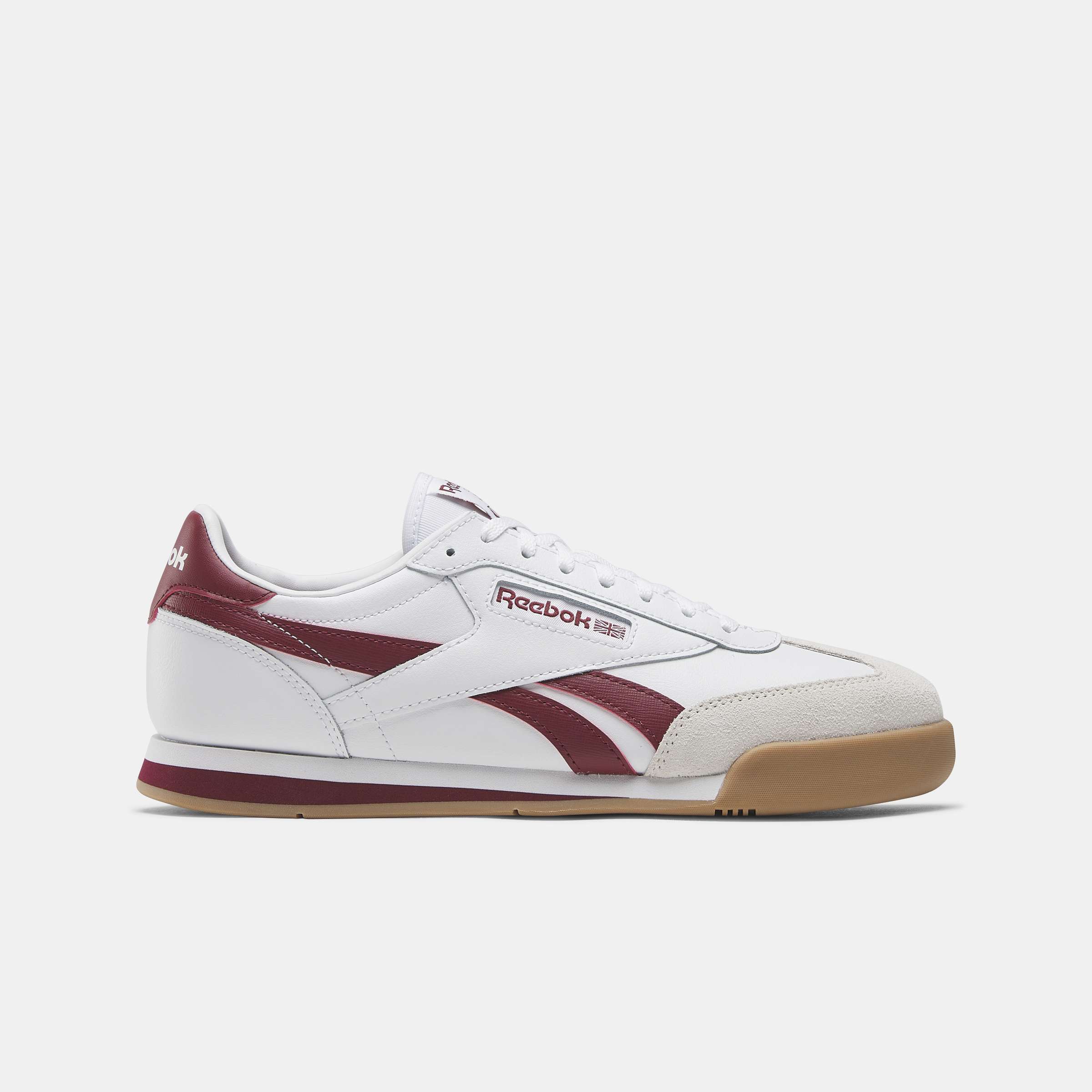 Inspirados en el fútbol vintage de los años 90, combinan una silueta elegante y colores clásicos con una puntera de gamuza y goma.