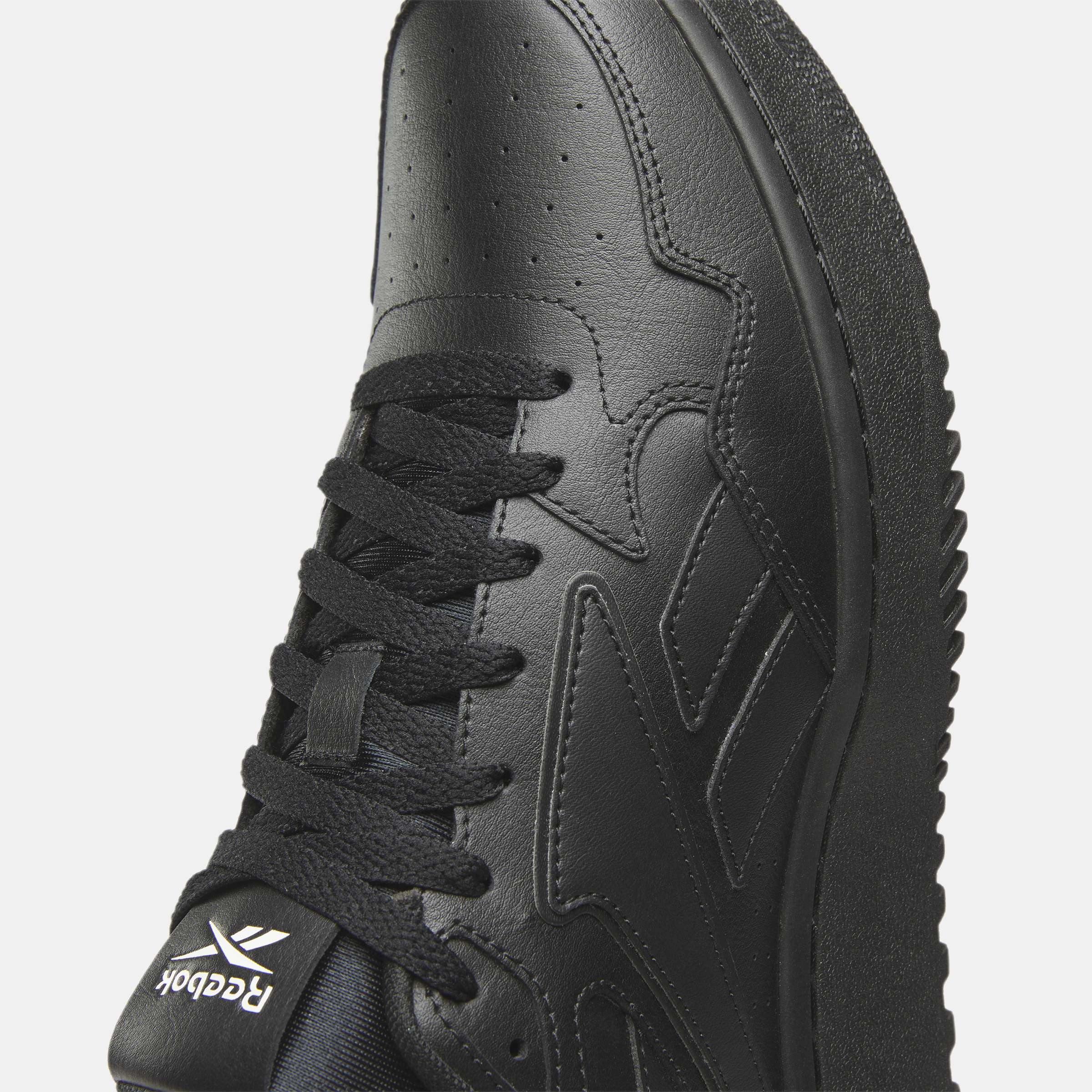 Inspirados en el legado de Reebok de los años 90, reinventan un estilo clásico de baloncesto con una parte superior de cuero suave. image number 6
