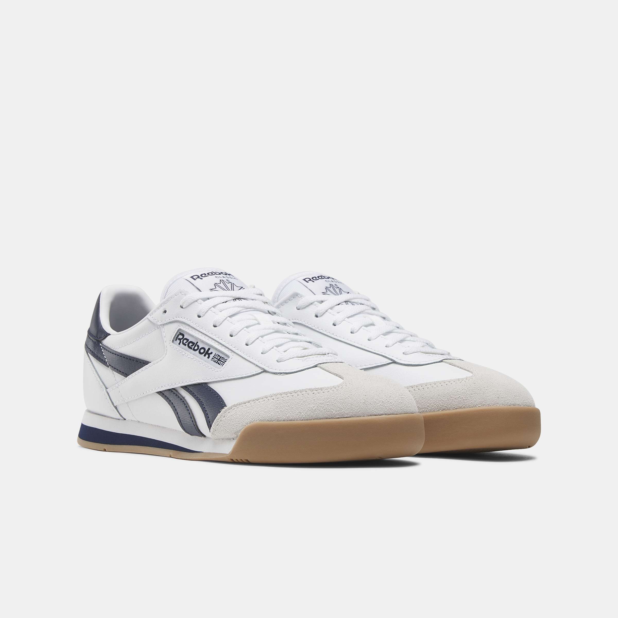 Inspirados en el fútbol vintage de los años 90, combinan una silueta elegante y colores clásicos con una puntera de gamuza y goma.