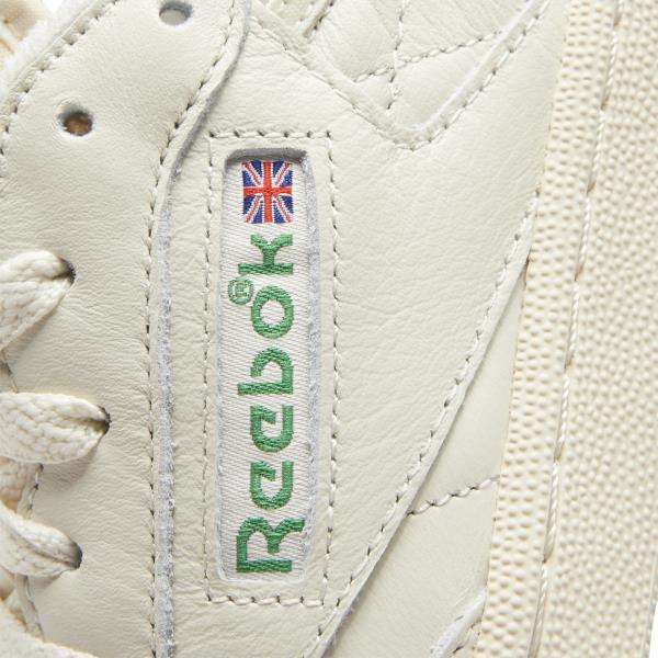 Sientete como si estuvieras en la cancha, con un forro de felpa y un logotipo de estilo años 90, brindando un toque retro. image number 9