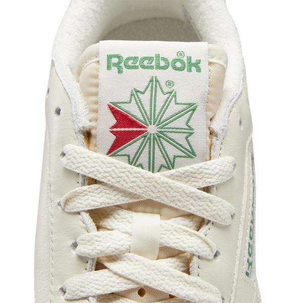 Sientete como si estuvieras en la cancha, con un forro de felpa y un logotipo de estilo años 90, brindando un toque retro. image number 8