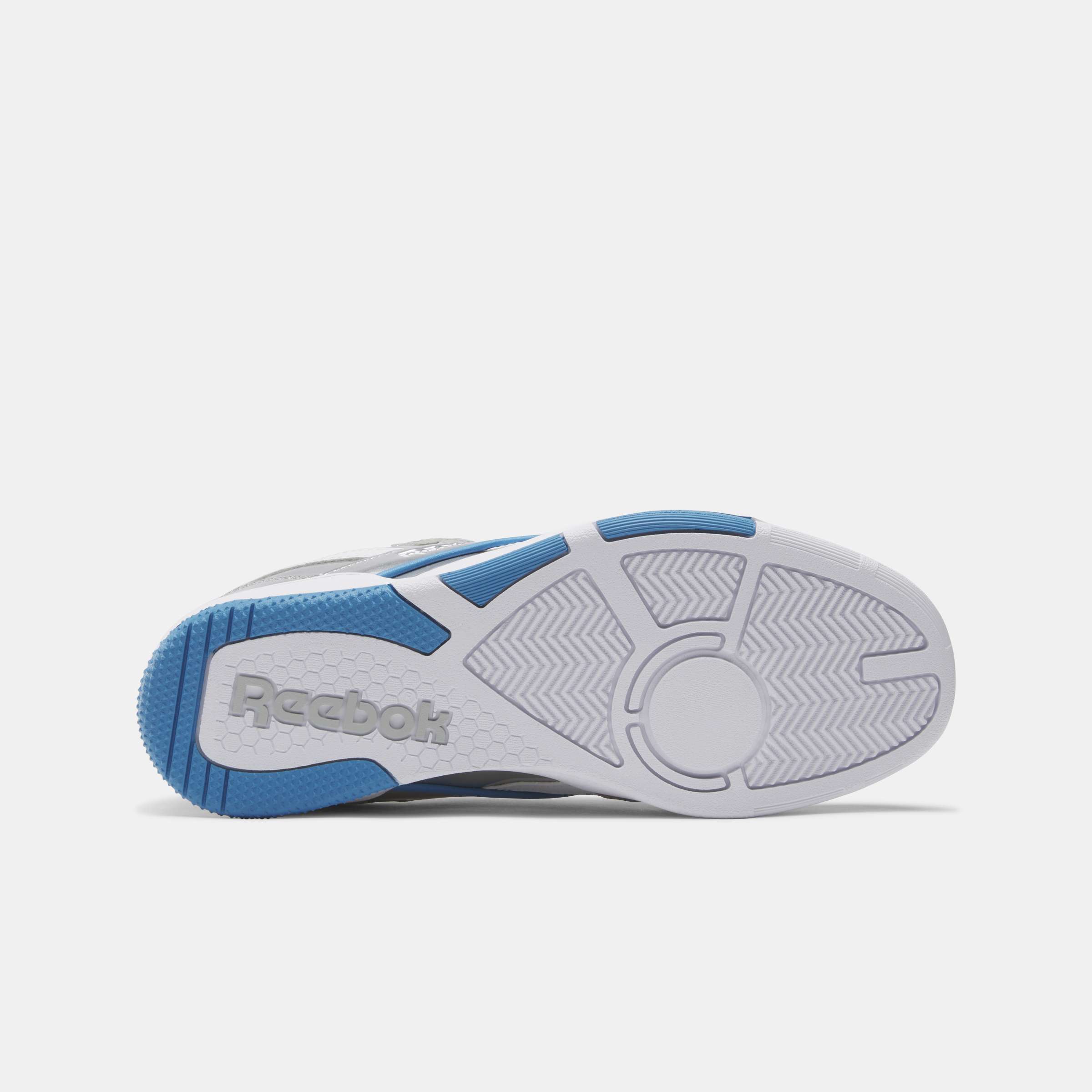 Si&eacute;ntete como si hubieras encontrado un par de tenis Reebok antiguos en el s&oacute;tano de alguien. Esa es la vibra de tus pr&oacute;ximos BB 4000 II. image number 4