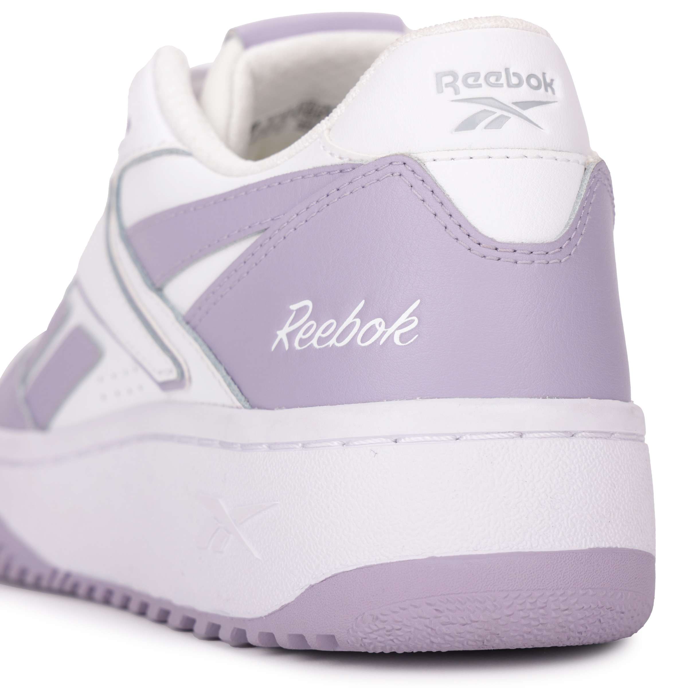 Inspirados en el legado de Reebok de los años 90, reinventan un estilo clásico de baloncesto con una parte superior de cuero suave. image number 6