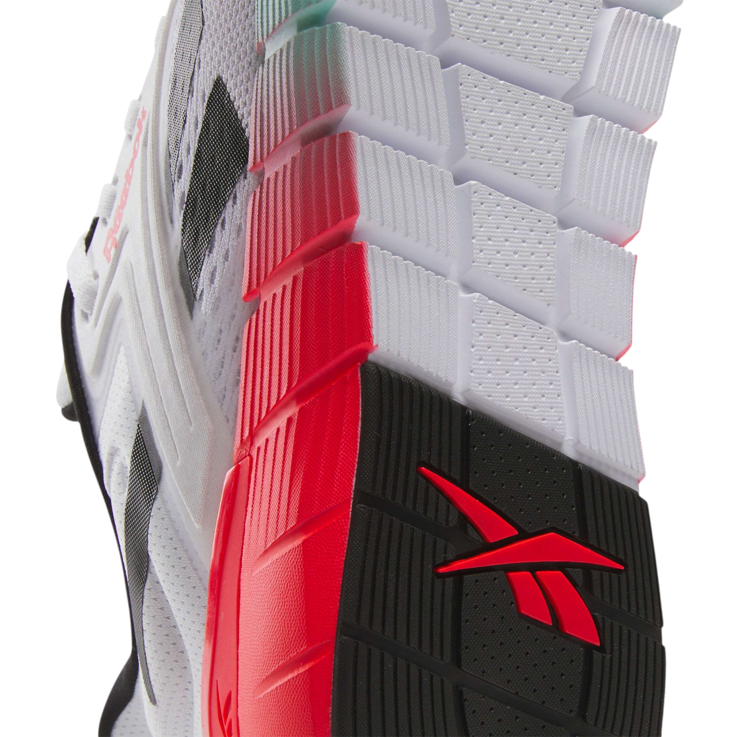 Combina la apariencia de un calzado para correr con caracter&iacute;sticas de entrenamiento, ofreciendo flexibilidad para diferentes ejercicios. image number 5