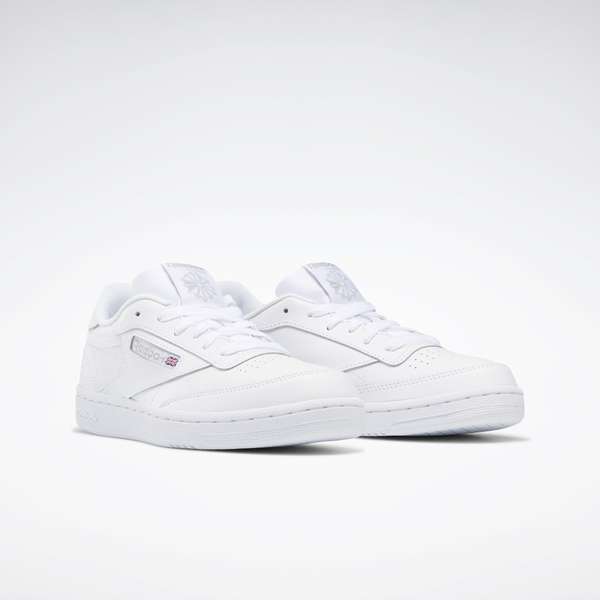 Tenis Club C Combina un estilo skate con un diseño audaz y colores neutros, lo que los hace versátiles y fáciles de combinar con cualquier atuendo.