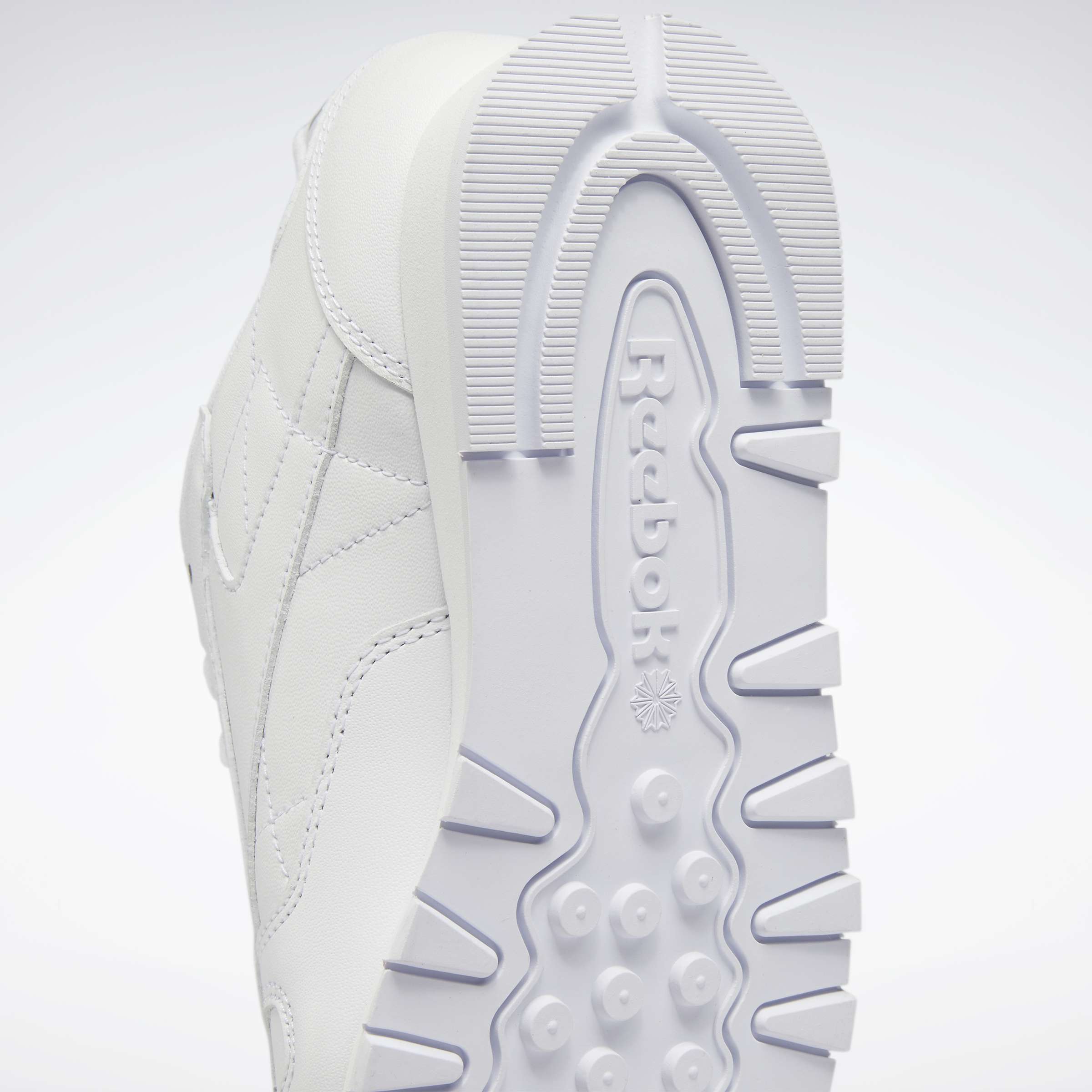 Un homenaje al estilo Reebok de principios del siglo XX. Estos tenis tienen un aire retro que combina a la perfección con tu vida moderna. image number 7
