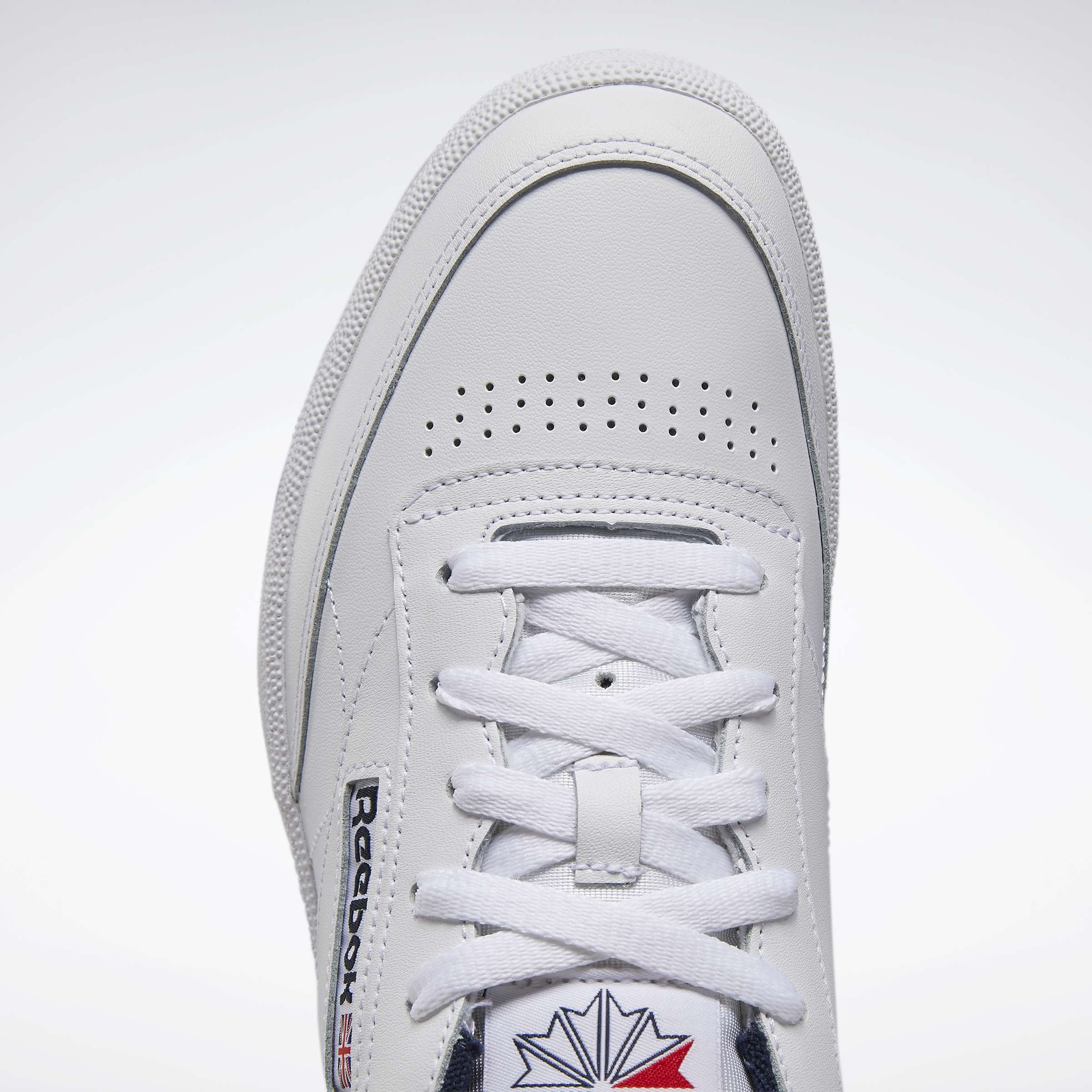 Un estilo sencillo significa que estos tenis de cuero flexible combinan con todo. Porque a veces no tienes que decir nada para hacer una declaración. image number 7