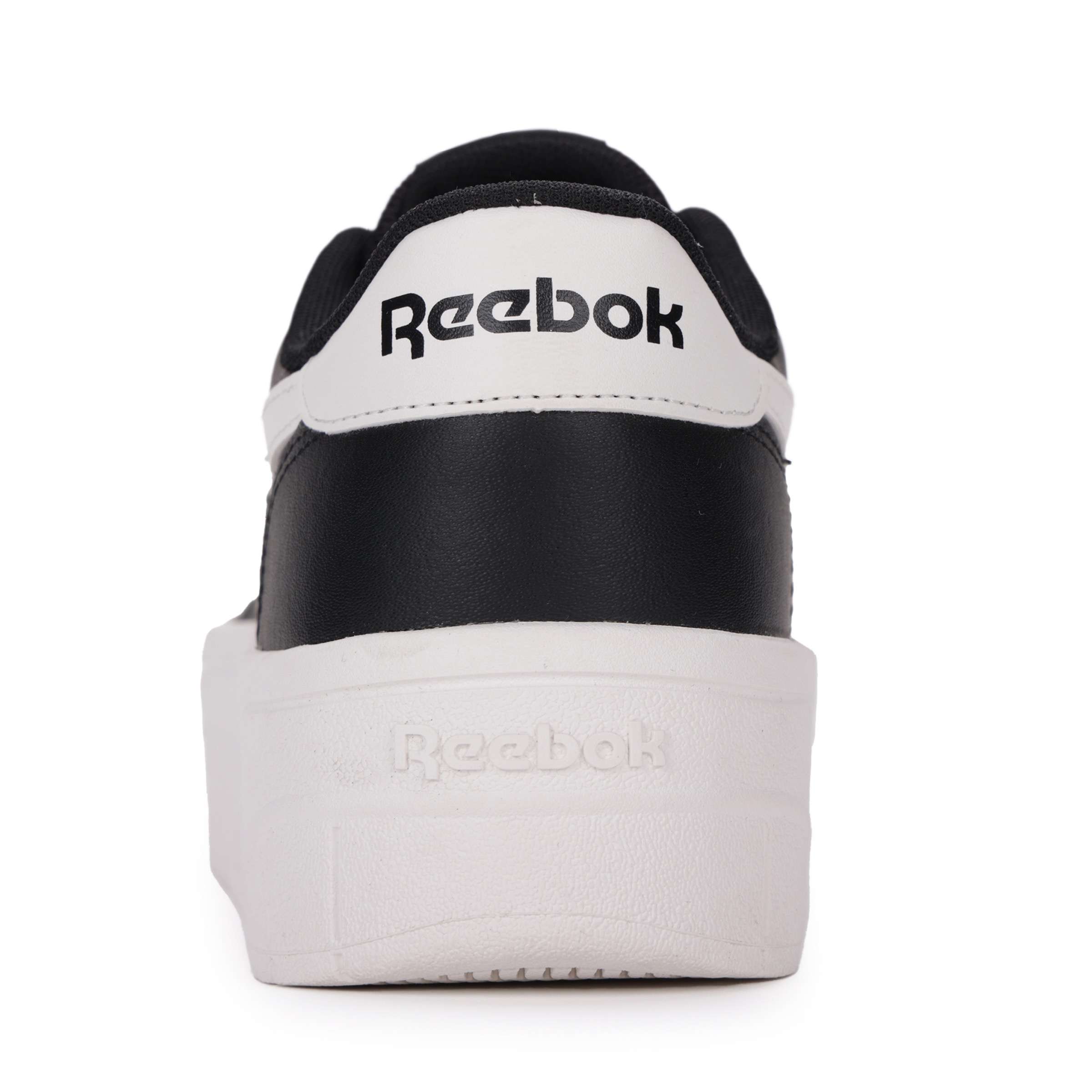 El estilo Reebok que te encanta en una silueta cl&aacute;sica de tenis vintage que se puede usar de manera elegante o informal. image number 6