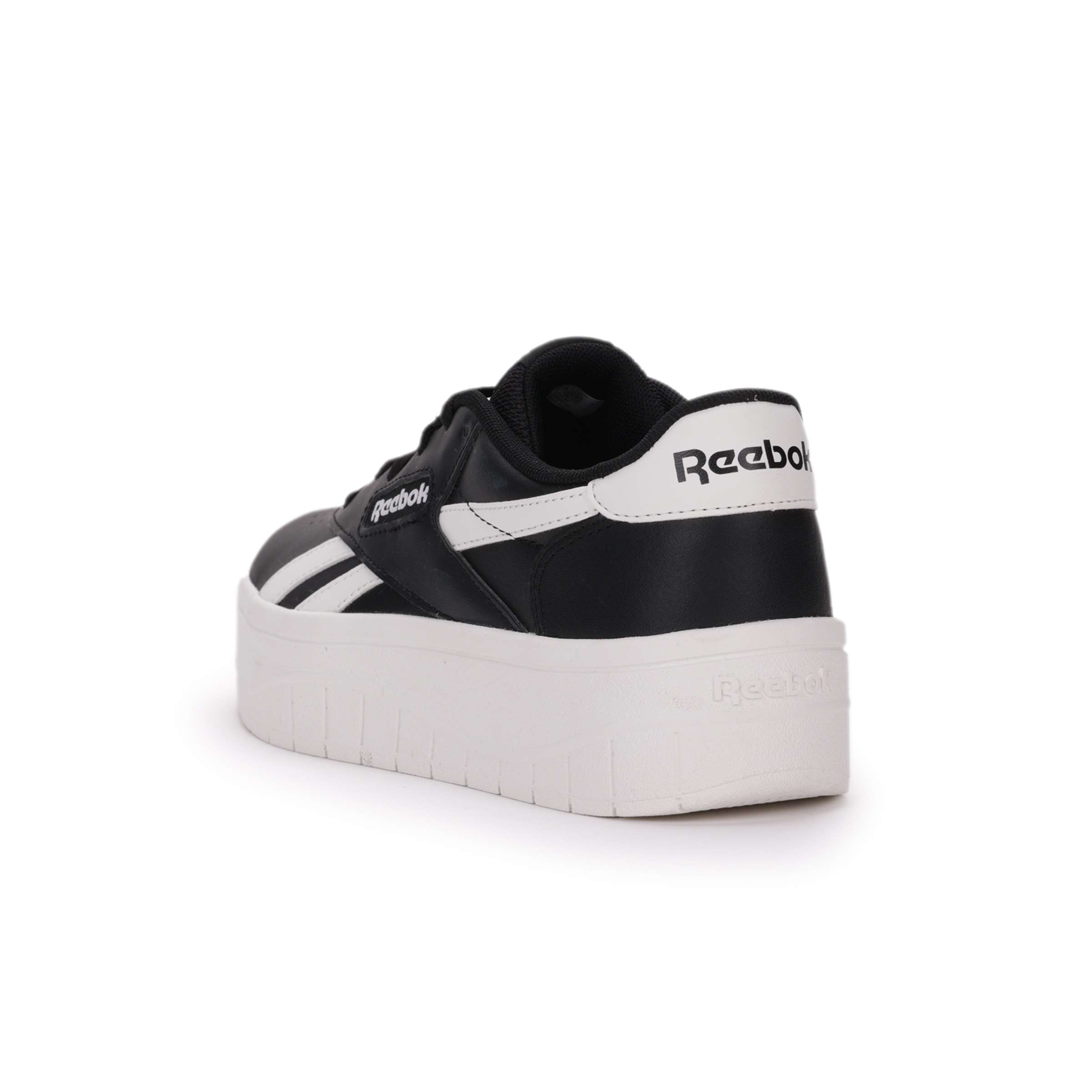 El estilo Reebok que te encanta en una silueta cl&aacute;sica de tenis vintage que se puede usar de manera elegante o informal.