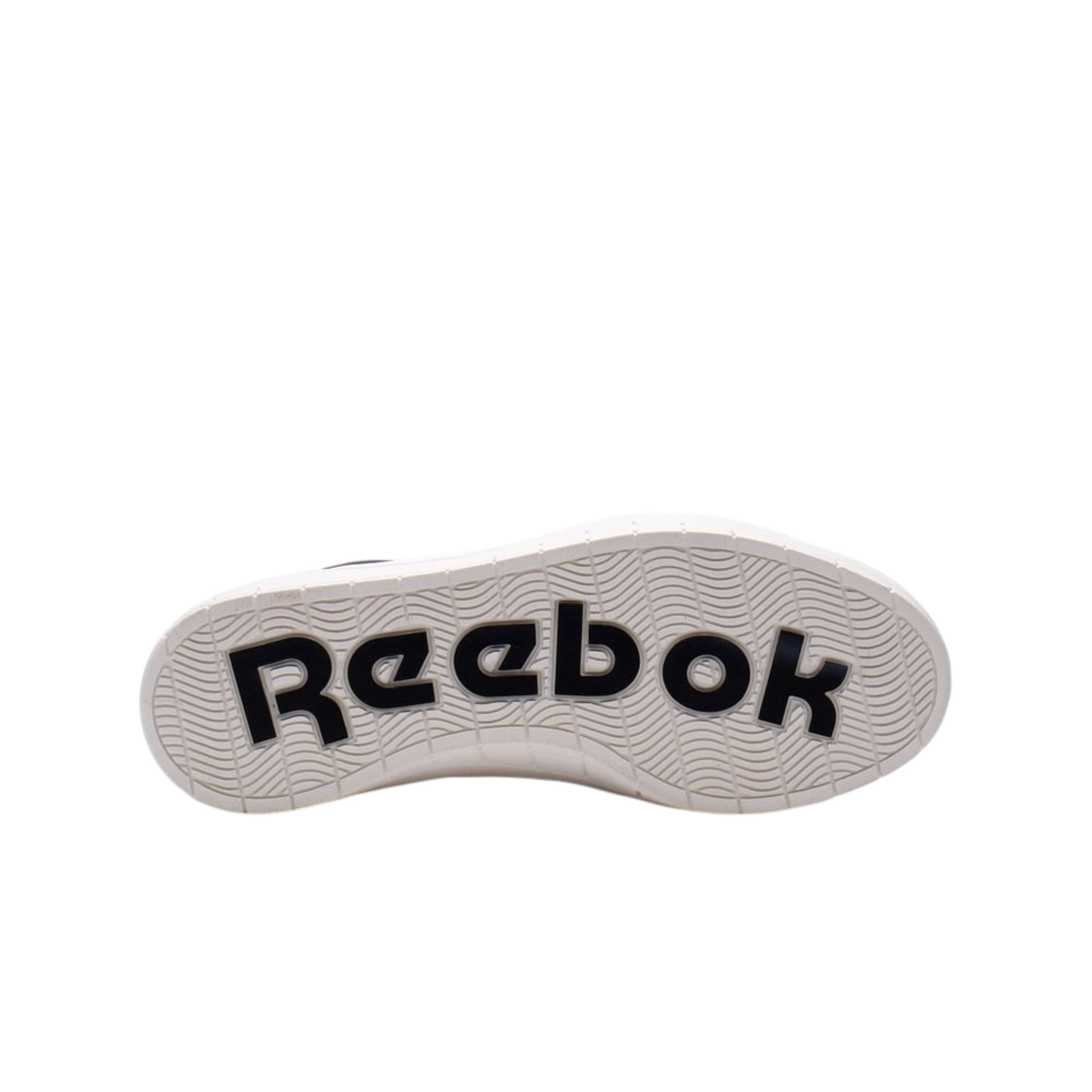 El estilo Reebok que te encanta en una silueta cl&aacute;sica de tenis vintage que se puede usar de manera elegante o informal. image number 4