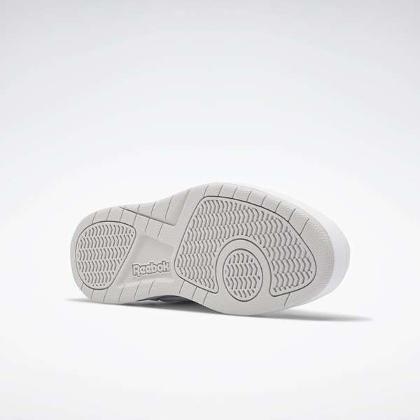 Los tenis altos están grabados con letras de oro en la tradición del basquet. Estos zapatos Reebok se mantienen fieles a ese estilo icónico. image number 3