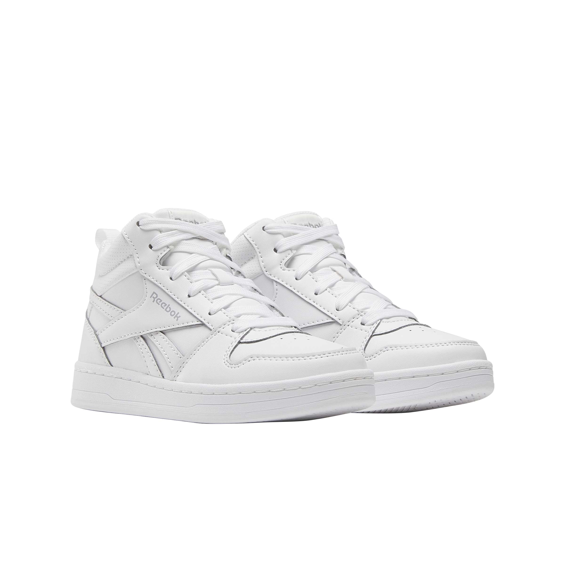 Estos tenis Reebok de corte medio para niños son perfectas para el niño que quiere llevar su estilo al siguiente nivel.