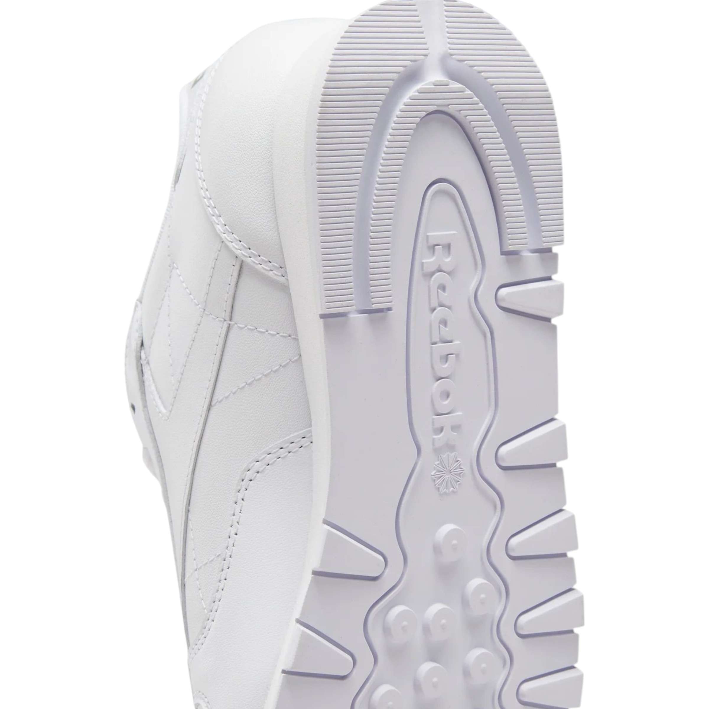 Un homenaje al estilo Reebok de principios del siglo XX. Estos tenis tienen un aire retro que combina a la perfecci&oacute;n con tu vida moderna. image number 4