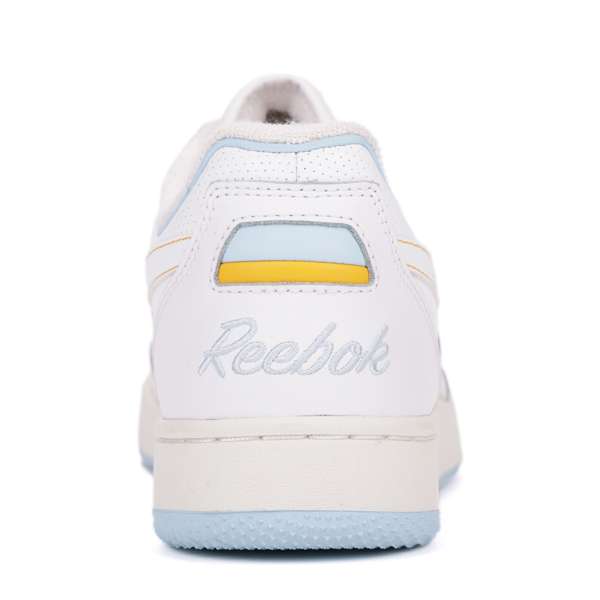 Siéntete como si hubieras encontrado un par de tenis Reebok antiguos en el sótano de alguien. Esa es la vibra de tus próximos BB 4000 II. image number 6