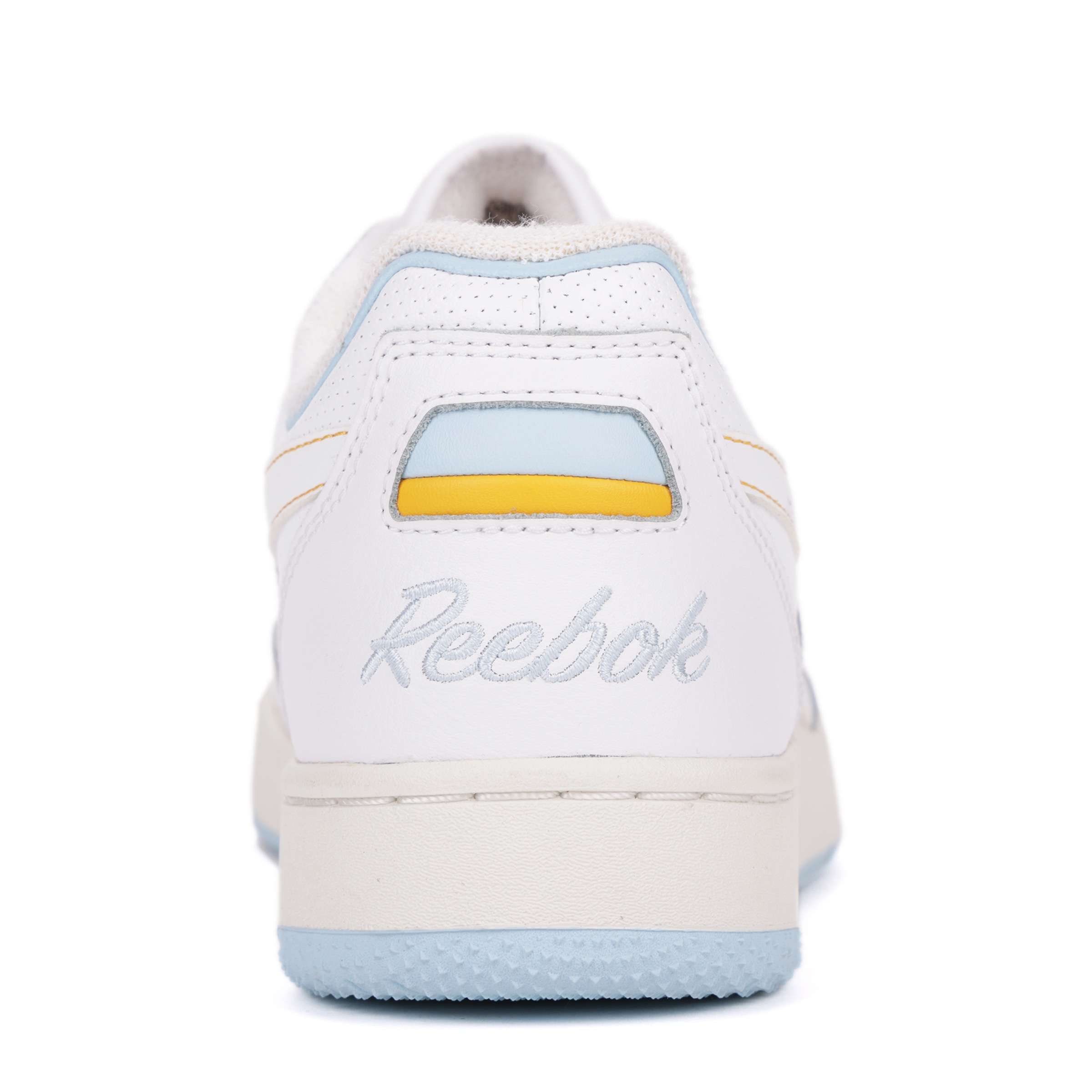Siéntete como si hubieras encontrado un par de tenis Reebok antiguos en el sótano de alguien. Esa es la vibra de tus próximos BB 4000 II. image number 6