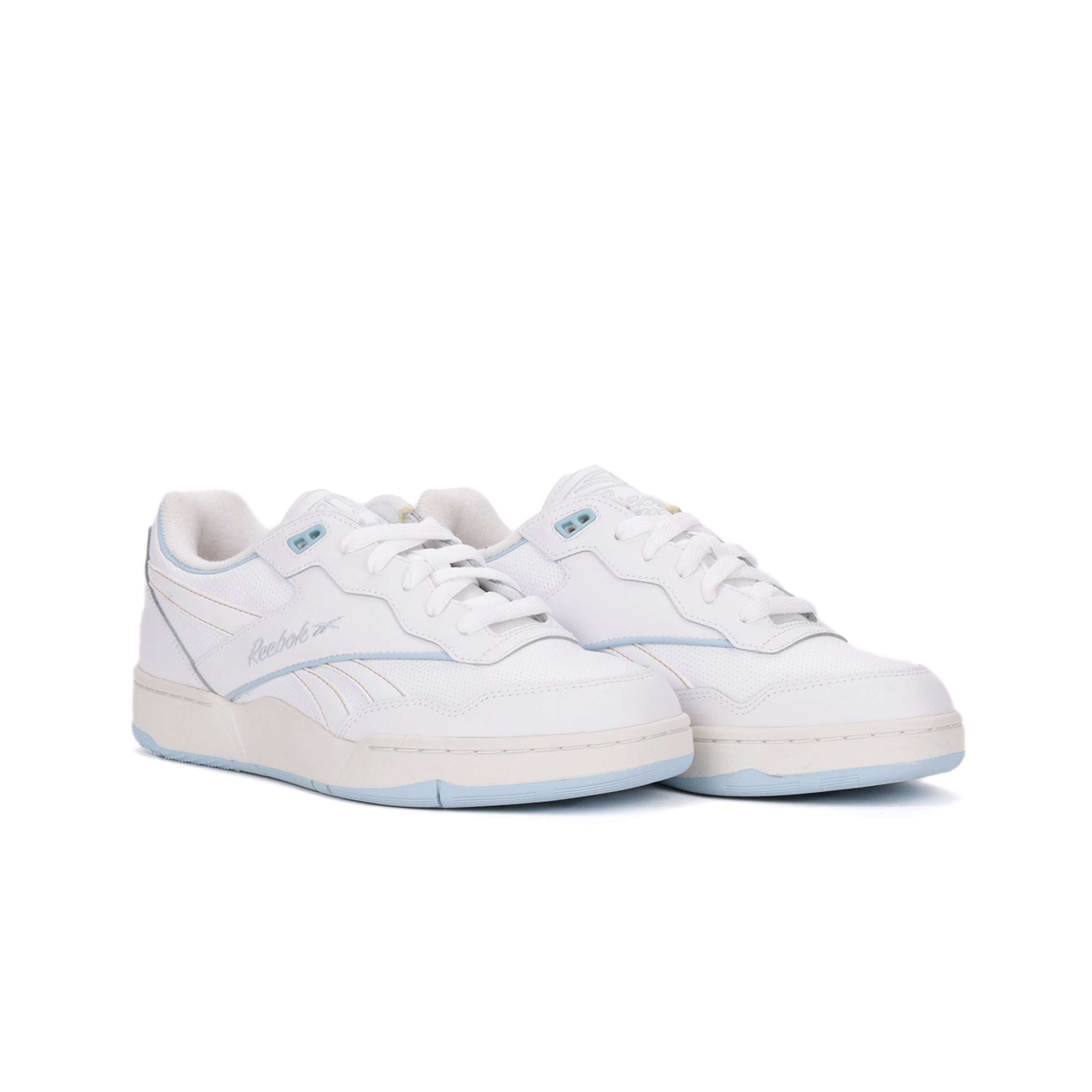 Siéntete como si hubieras encontrado un par de tenis Reebok antiguos en el sótano de alguien. Esa es la vibra de tus próximos BB 4000 II.