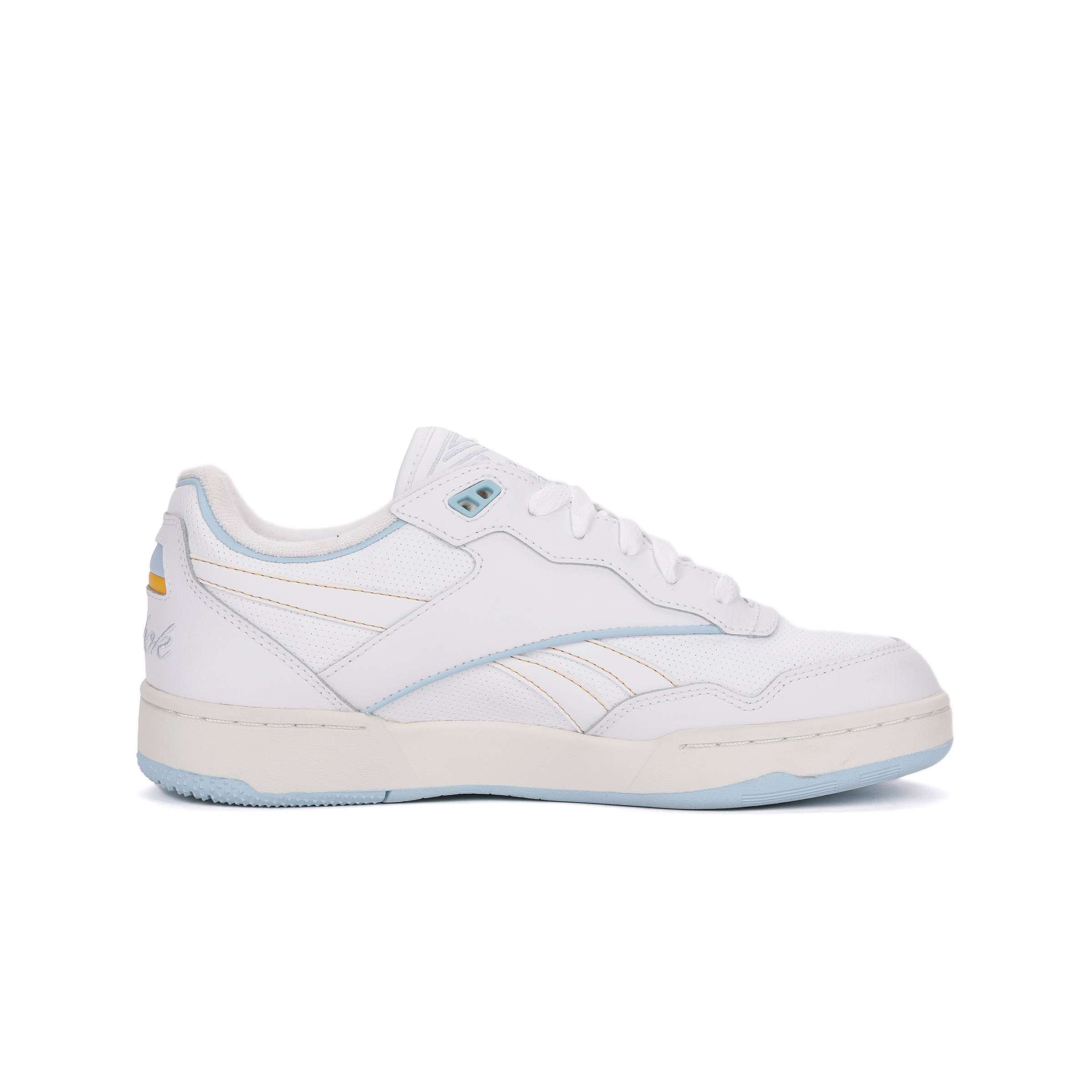 Siéntete como si hubieras encontrado un par de tenis Reebok antiguos en el sótano de alguien. Esa es la vibra de tus próximos BB 4000 II.