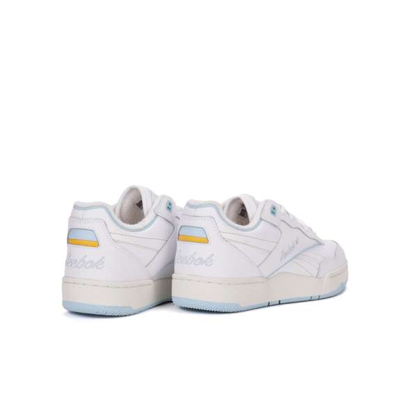 Siéntete como si hubieras encontrado un par de tenis Reebok antiguos en el sótano de alguien. Esa es la vibra de tus próximos BB 4000 II. image number 3