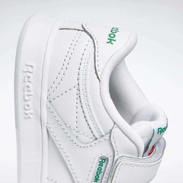 Únete al club: esta versión miniatura de los Club C originales homenajea al clásico modelo de tenis con un diseño elegante. image number 4