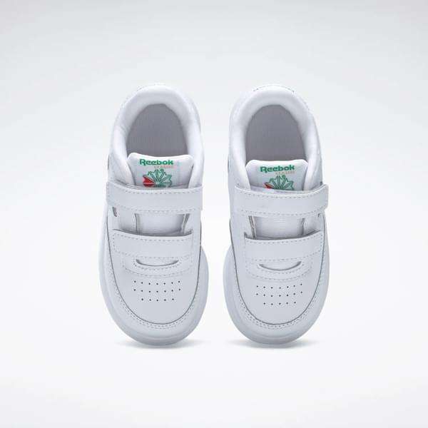 Únete al club: esta versión miniatura de los Club C originales homenajea al clásico modelo de tenis con un diseño elegante. image number 5