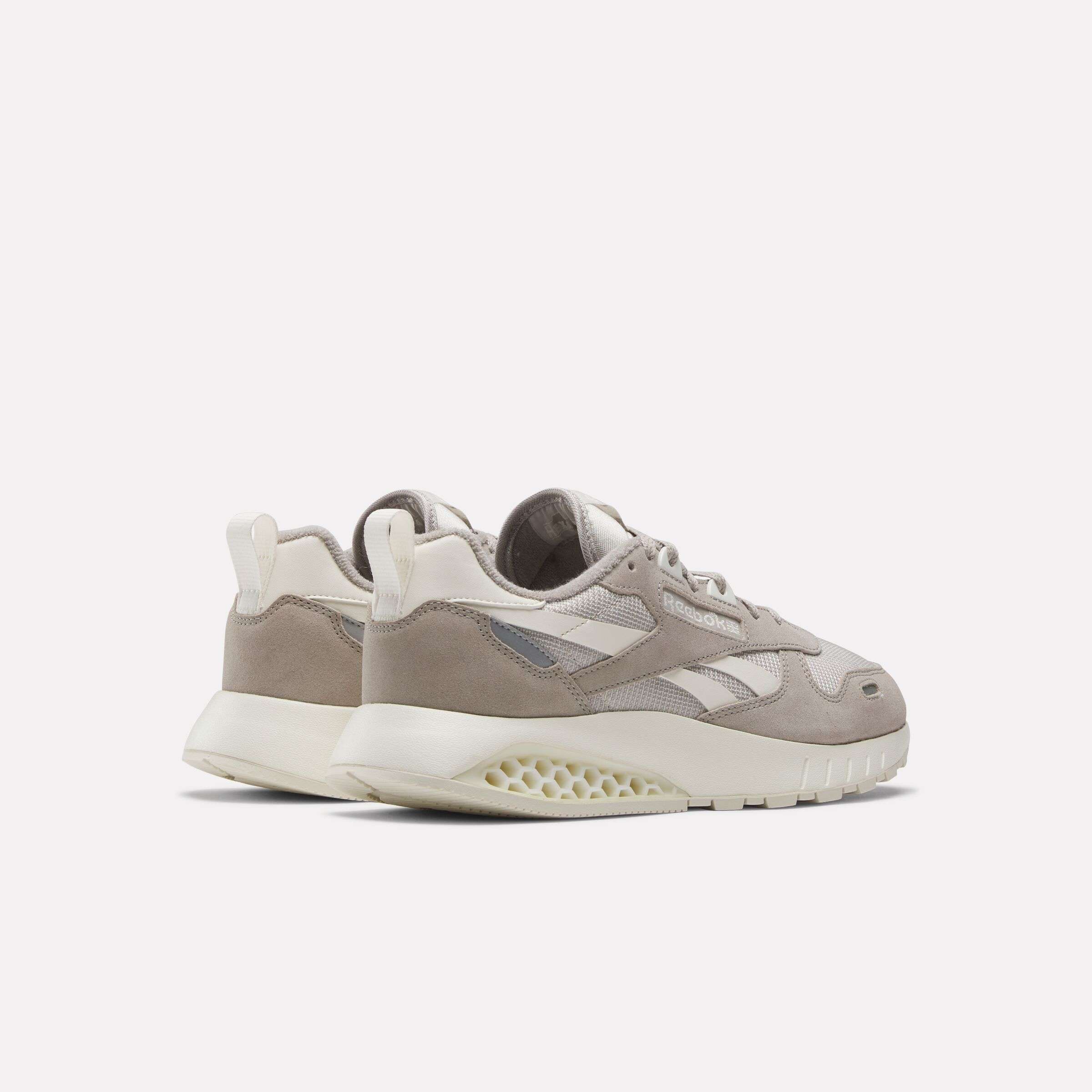 Estos tenis de cuero clásico, mejorados con Hexalite, ofrecen una sensación futurista con su amortiguación en forma de panal. image number 1