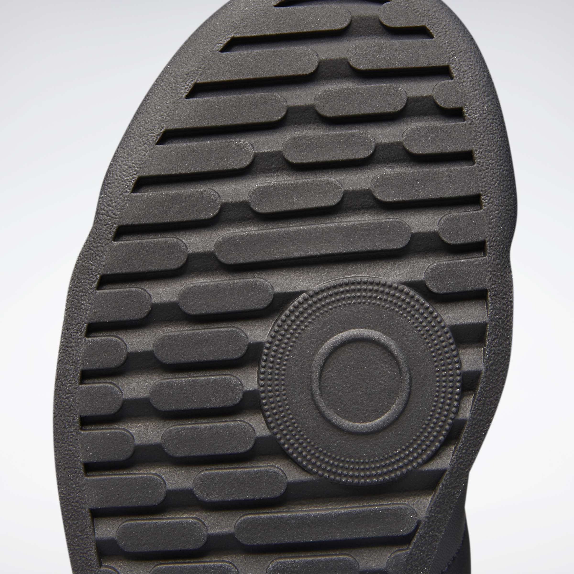 Destaca por su amortiguación y estilo atemporal, con un diseño limpio en la parte superior que incluye perforaciones y costuras sutiles. image number 10